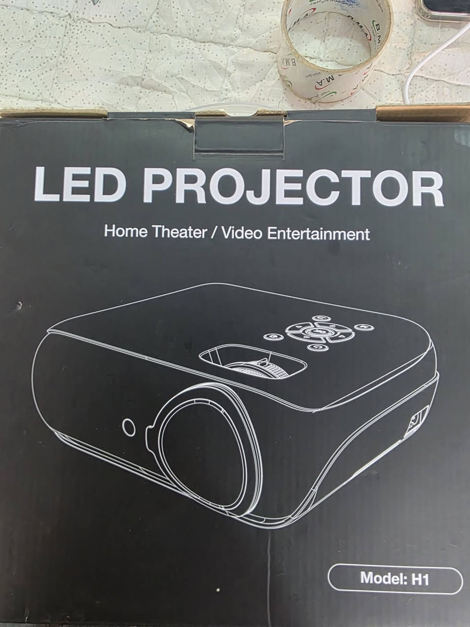 سعرها 50الف الجهاز الموجود في الصورة ليس كاميرا سيارة (Dash Cam)، بل هو جهاز عرض سينمائي مدمج (LED Projector) من طراز H1 مخصص للترفيه المنزلي والسينما المنزلية.
داش كام سعرها 50الف تعال واتساب ***********
​تقنية العرض: LED Projector (مصنوع للعرض المنزلي والفيديو).
​الدقة (Resolution): يدعم العرض بدقة HD / Full HD 1080p.
​عمر المصباح (LED Life): يعتمد على تقنية LED طويلة العمر (تصل عادة حتى 30,000 إلى 50,000 ساعة عمل).
​المنافذ والأجهزة المدعومة: يحتوي على منافذ توصيل متعددة (مثل HDMI و USB و Audio Out) لتوصيل الرسيفر، الحاسوب، أجهزة الألعاب (PlayStation/Xbox)، أو الفلاش ميموري.
​التحكم: أزرار تحكم علوية للتنقل والإعدادات + عجلة تركيز يدوي (Focus wheel) أعلى العدسة لضبط وضوح الصورة.
سعرها 50الف الجهاز الموجود في الصورة ليس كاميرا سيارة (Dash Cam)، بل هو جهاز عرض سينمائي مدمج (LED Projector) من طراز H1 مخصص للترفيه المنزلي والسينما المنزلية.الصوت: مدمج بمكبر صوت داخلي (Built-in Speaker) مع إمكانية توصيل سماعات خارجية.
​الاستخدام: مناسب لعرض الأفلام، المباريات، والألعاب على مساحات عرض كبيرة (تصل إلى 100 - 150 بوصة حسب مسافة العرض).
