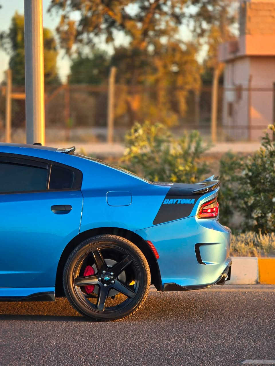 دايتونا 
* الموديل: 2018
* المواصفات: خليجي (وكالة هارلم)
* المحرك: HEMI V8 سعة 5.7 لتر
* القوة: 370 حصان
* القير: أوتوماتيك 8 سرعات
* الدفع: خلفي (RWD) 
* فل أوبشن (عدا الرادار)
* Super Track Pak الأصلي، ويشمل وضعيات القيادة الرياضية، Performance Pages،   
* ⁠* سبورت مود
* كراسي جلد/كنتارا سوداء مع تطريز
* لون خارجي بحري (أزرق)
* كاميرا خلفية
* دخول وتشغيل ذكي
* شاشة Uconnect 8.4 إنش
* جنوط 20 إنش
* غطاء محرك رياضي (Hood Scoop)
* سبويلر خلفي وشعارات Daytona الأصلية 
* الممشى: 52 ألف كم
* كفالة عامة من الضربة 
* ⁠الاستفسار /*********** او
* ⁠متواجد على الماسنجر
