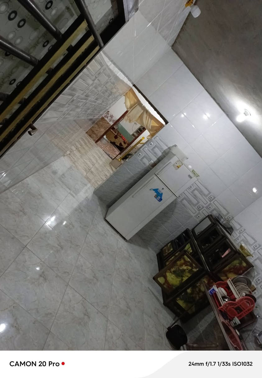 دار سكن للبيع المساحه 180متر في كربلاء طريق كربلاء طويريج مقابل جامعه العميد الجديده مقابل فرع الابراهيميه يبعد عن طريق الزوار كربلاء طويريج 150متر يبعد عن الامام اربعه كيلو متر 
تتكون الدار من غرفتين نوم وصاله وحمام داخلي واستقبال ومطبخ وحمامات خارجيه وكراج سياره الشارع 10متر خط مولد ذهبي وعمود الكهرباء بالباب جاهز للسكن للاتصال 
***********
السعر اتصل وبيك خير ودلل واذ تريد بيتين طبك هم اكو بيت طبگ وياه ينباع
