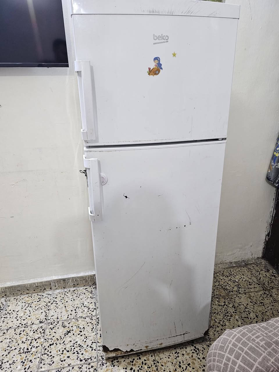 السلام عليكم
ثلاجة نوع بيكو مستعملة تشتغل  الحمد لله
الباب،تنسد بالقفل لان اللاستيك عاطل وسويتلها قفل لصفحة
وتحتاج كلوب
السعر ١٥٠ الف
 مكان بغداد  
رقم الموبايل ***********
