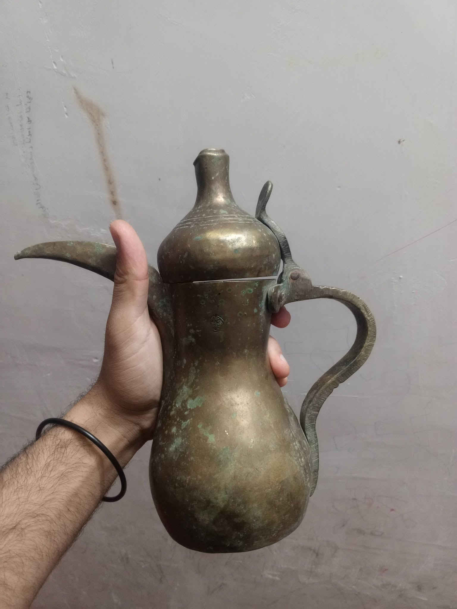 صوبة نفطية طولهة 4 اشبار انتيكة حلوة 
دلة كلهة نحاس وقديمة وبيهة ختم مال الصانع مالهة 
للتواصل ***********
