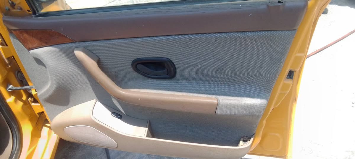 سمند 2010 رقم بغداد انكليزي شرط تحويل 
هيئة غرامة مصفرة 

محرك وكير لا تبخير ولا تنقيص 

حدادية مضبوطة 
دواخلهة حلوة 

تبريد طفة الفان عندي وعوزة غاز 
بيهة تلحيظات بسيطة 
قفلهة 22 ورقة 
تفاصيل اكثر اتصل 
***********
