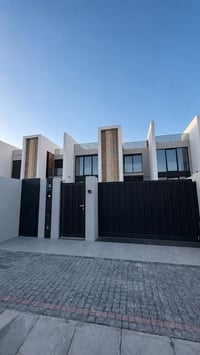 للبيع فيلا في مجمع الوترفرونت السكني المساحة: 300 م² طابقين 4 غرف نوم ...