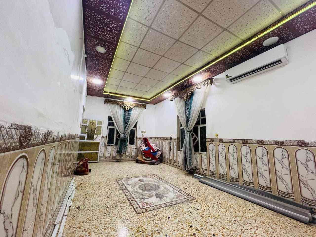 بيت للبيع مساحة ١٦٥ متر طابو صرف يحتوي على غرفتين وصالة واستقبال ومطبخ ويحتوي البيث على محلين  ركن قريب على الشارع الرىيسي مكان البيت الطبكة.. علما أن المحلات  مؤجرة حاليا وتوجد أيضا كافة الخدمات للإستفسار أكثر الإتصال على الرقم ***********
