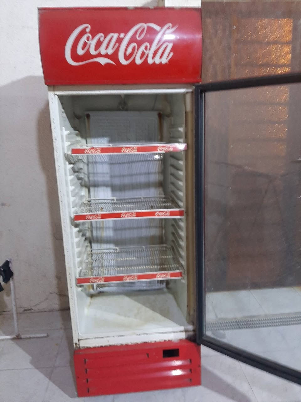 عارضه بيبسي للبيع. شغاله فان. اضويه فقط ماطور عاطل كامله رفوف سعر ١٥٠ الف قبله خلف مرطبات سبونج بوب ***********
