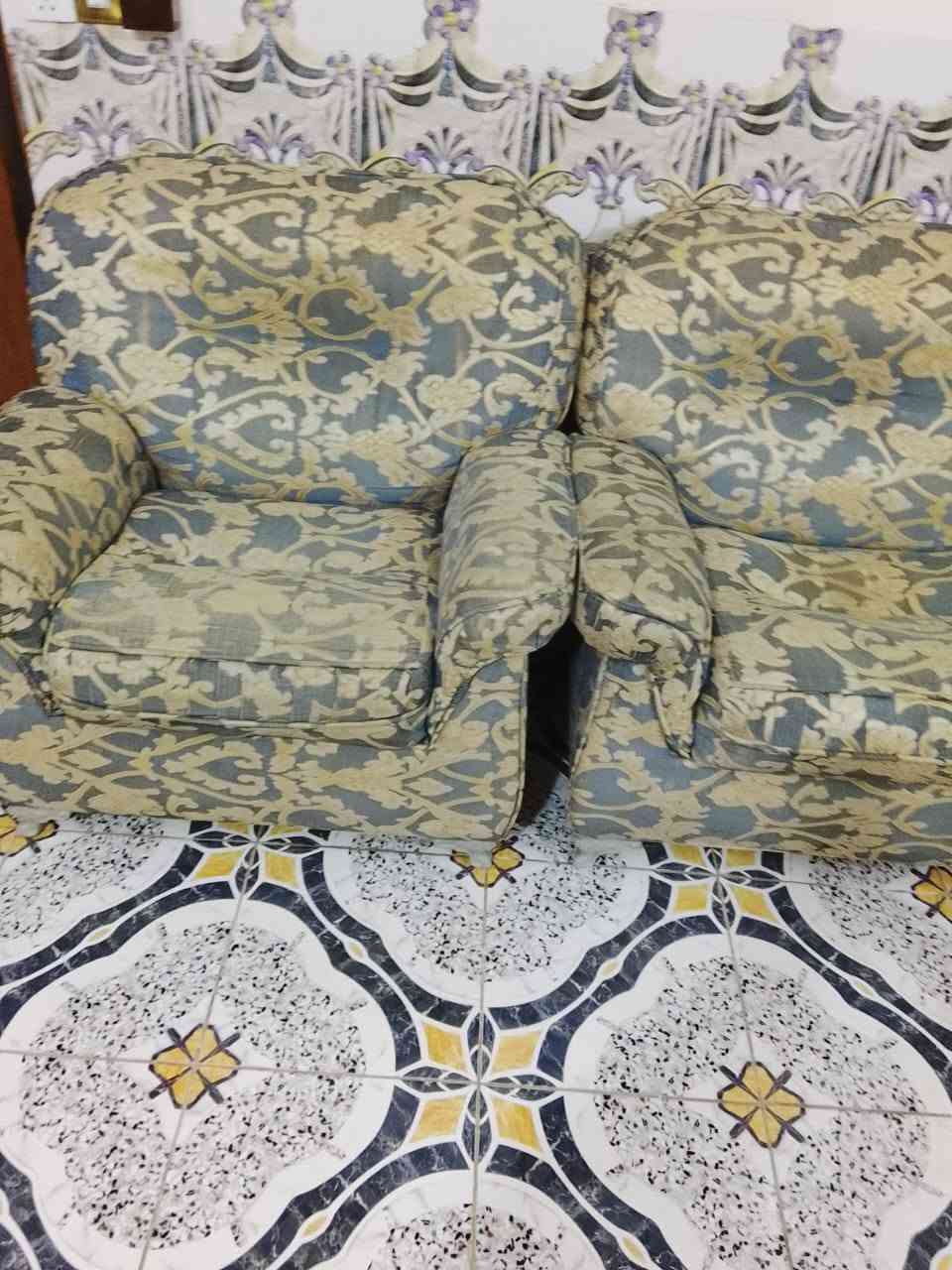 سلام عليكم 
تخم١٠مقاعد للبيع سعر٤٠٠وبيه مجال قليل 
مكان بلديات 
ه ***********
