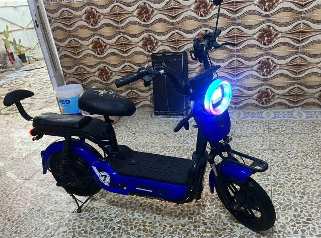 دراجه شحن 4 بطاريات حجم كبير شغاله نظيفه للبيع
نقص فقط يدات ابريك سعرهن 10 الاف 
شغل وطلع شحن يطول لفتره طويله اناره كامله دبل اشاره استان موبايل 📱انذار سرقه بصمه تشغيل 🔛 عن بعد تشغيل كارت شاشه الدراجه جاهزه فقط نقص يده ابريك والكفر بي اكسور ازغار
شاحنه وياها 
السعر 150 الف قفل 🔒 
‏‪***********‬‏
