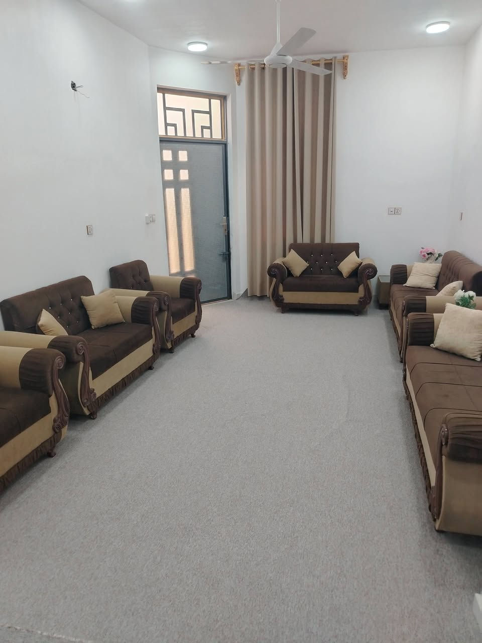بيت البيع منطقه الصياغ شارع ال حافظ قرب من احسينيه جعفر الصادق 
مساحه ٢٠٠ متر
يتكون من براني مال رجال ستقبال  مال نساء
ومطبخ معه كاونتر   وصاله وغرف عدد ثنين ومجمع حمامات داخلي وحمامات خارجي وبيتونه معه مخزن
ومنور عدد ثنين

سنه البناء ٢٠٢٣ بيت بعده جديد.  سعر خاص 

زراعي اقرار محكمه   للاستفسار تصال على رقم
***********
