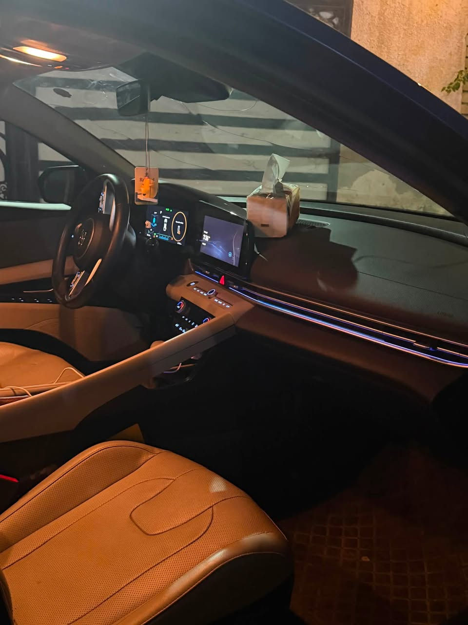 🚘 للبيع – هيونداي إلنترا هايبرد 2023 | أعلى فئة (Full Option)

💰 السعر: 145 ورقة

📍 الموقع: بغداد – تقاطع دوريش، مدخل حي التراث

المواصفات:

* موديل 2023
* هايبرد (Hybrid)
* اللون: أزرق
* أعلى فئة (Full Option)
* ممشى: 33 ألف كم
* محرك 1.6 لتر بنزين + محرك كهربائي
* ناقل حركة أوتوماتيك DCT بـ 6 سرعات
* تشغيل بصمة (Smart Key) مع زر تشغيل
* مقاعد جلد كهربائية
* فتحة سقف
* شاشة عدادات رقمية
* شاشة معلومات وترفيه كبيرة
* Apple CarPlay وAndroid Auto
* كاميرا خلفية
* حساسات أمامية وخلفية
* مثبت سرعة
* مكيف أوتوماتيك
* شاحن لاسلكي
* تحكم كامل من المقود
* مصابيح LED
* جنوط ألمنيوم
* مرايا كهربائية قابلة للطي
* نظام المحافظة على المسار
* نظام التحذير من التصادم الأمامي
* مراقبة النقطة العمياء
* نظام مراقبة ضغط الإطارات (TPMS)
* نظام الثبات الإلكتروني (ESC)
* نظام ABS
* وسائد هوائية متعددة
* اقتصادية جداً باستهلاك الوقود

حادث السياره فقط قبق الصندوق 

📞 رقم الاتصال: ***********

📍 العنوان: بغداد – تقاطع دوريش، مدخل حي التراث.

السعر المطلوب: 145 ورقة ، والسيارة بحالة ممتازة، أعلى فئة، جاهزة للفحص والمعاينة
