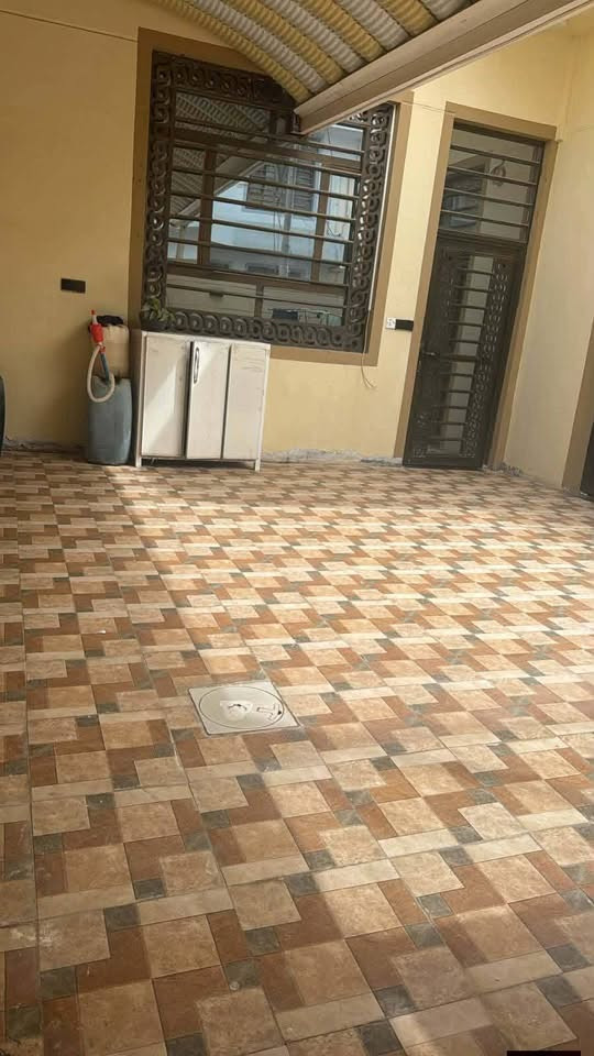 على بركة الله
للبيع بيت طابو زراعي  25 

مساحه 200 متر طابقين  

بناء 2022 درجه اولى..

يحتوي على 4غرف نوم 

الموقع ⬇️⬇️

شارع 80 من جهة كربلاء خلف نون لاستفسار

رقمي ***********
