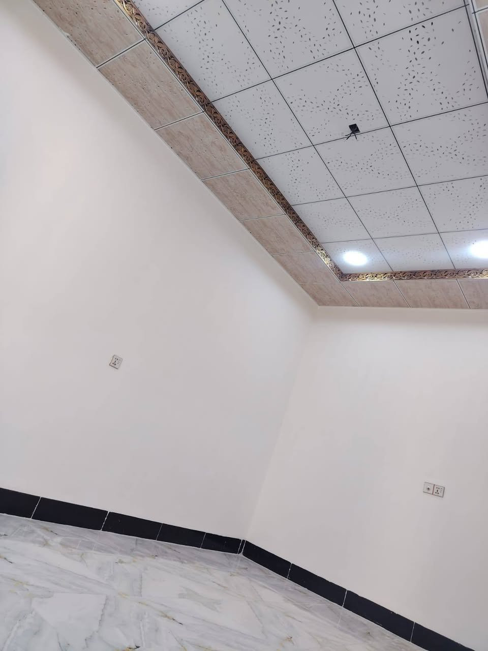 دار مساحه 100 متر للبيع بناء جديد طابوق نهروان صب كونكريت مركزي سيراميك بورسلين كرانيت سقوف ثانويه خدمات كامله شوارع واسعة والسعر 46مع المجال زراعي حي ميسان خلف سكله الكرعاوي استفسار اكثر *********** مشروط بناء جناي صب نزالات وجسور
