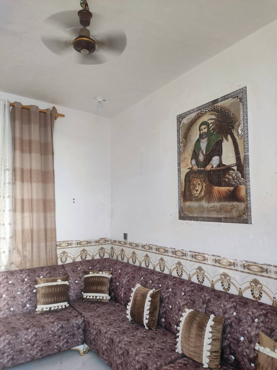 السلام عليكم بيت للبيع زديناويه الناحيه اور حي الرحمن المساحه 100 ماي مجاري كهرباء بناء بلوك كهربائي صب كونكريت السعر 36 بي مجال ***********
