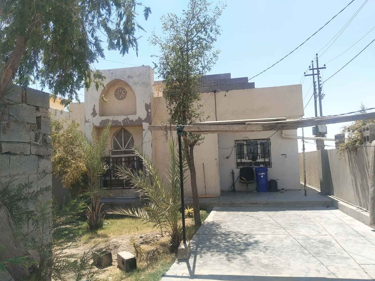 مكلف بلنشر 

السلام عليكم بيت مساحه 250 م 
المكان دور واطئه الكلفه 
متكون من حوش يتسع لسيارتين مع حديقه 
وتكون من
غرف ع 4 ثنين فوك قيد الانشاء
ديوانيه 
مطبخ مجمع صحيات داخلي 
منور داير لبيت 
البيت ركن على شارعين 

رقم صاحب الدار ‏‪***********‬‏
الرقم الثاني ‏‪***********‬‏

السعر 35 مليون
