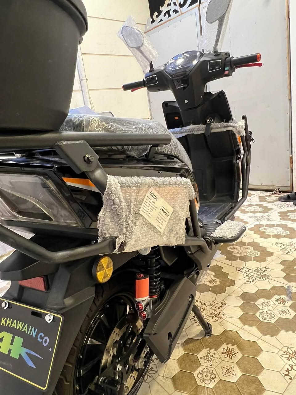 السلام عليكم
دراجه شركة الاخوين 🛵سكنس فحــــل
موديل2026
موطور بالكارتون جديد
(اخو الزيروو مستخدم 25يوم فقط مكفول حتى من الشخط ...)
(بطاريات عدد 6 على فحص ) 
فول مواصفات ملف(4000W)
(نظام  R) (نظام P)
(مخرج شحن USP) 
(سرعة 122حقيقي) (سرع 4)
(سويجات 2+بصمات2+كرتات2+سويجات جنطه خلفيه2)
(مثبت سرعة) 
أناره محيطيه متغيرة الألوان امامي خلفي 
لايت زنون عالي ناصي 
دبلات امامي خلفي رياضيه +ويل امامي رياضي+يدات بريك رياضي 
سماعة بلاتوث بلادي 
جنطه خلفيه بلاديه
اشاير يمنة يسرة دبل اشارة
السعر775الف  وبي مجال 
الموقع داخل الرمادي 
الاستفسار :***********
