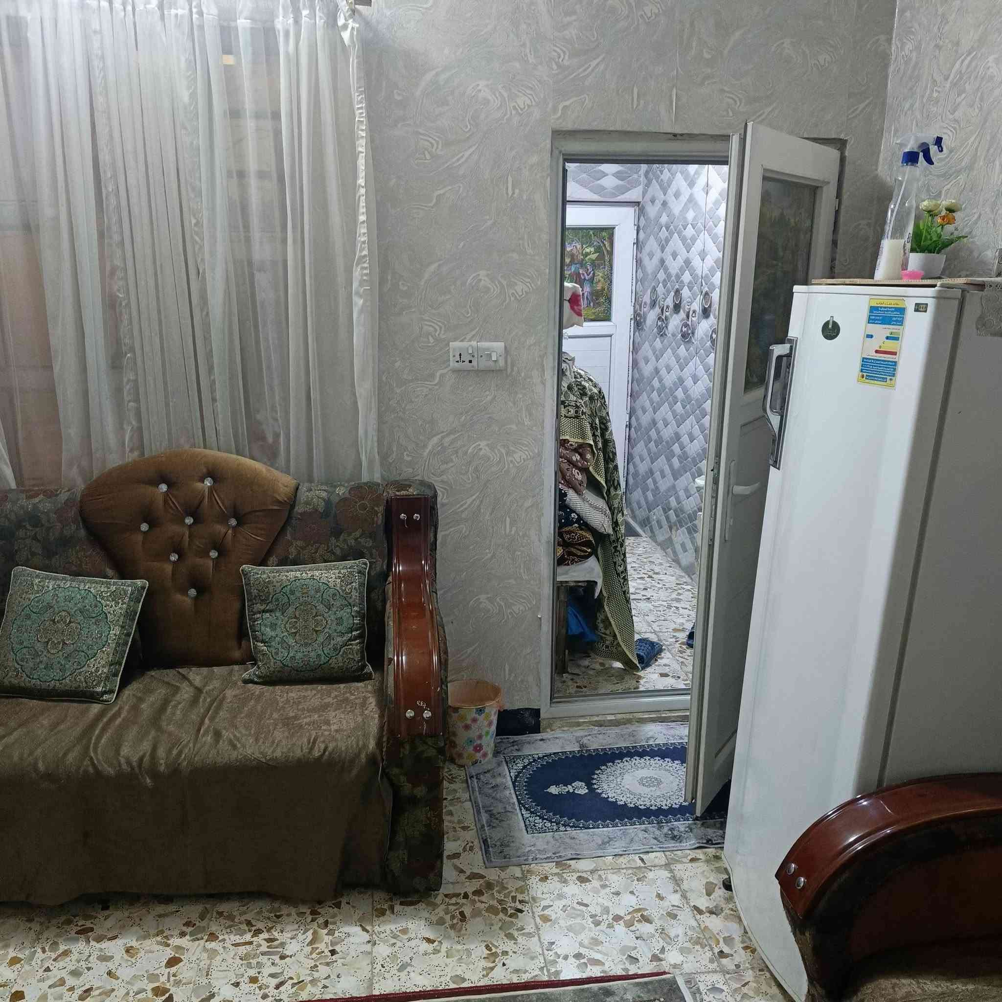 المساحه 200م واجه 6م يحتوي على استقيال مع مجموعة صحيات خارجية
و مطبخ مع الكاونتر حديث
و غرف عدد 2 كبيرة + صاله كبيره 9م مع مجموعة صحيات داخليه .
اساس كونكريت و المنزل شيلمان بحاله جيده 
المكان خلف صيدلية النعم قرب قاعة علوش  . الشارع 8م 
السعر 210 مع المجال القليل 
للاتصال ***********
