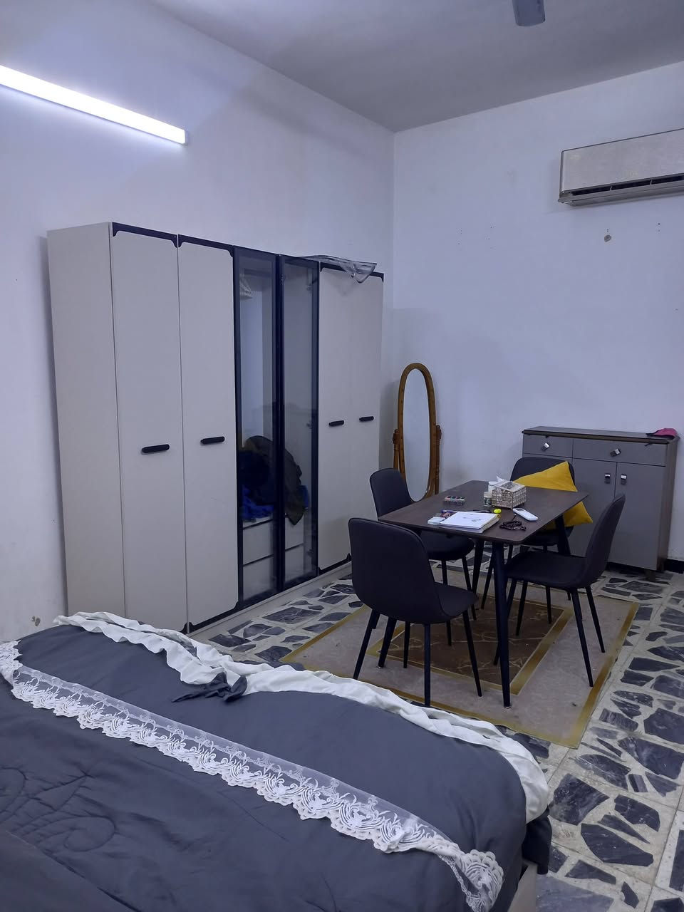 اثاث للبيع مستعجل ، مكاني بغداد كويريش قرب علوة الرشيد
سبلت توسوت انفيرتر طن ونص جديد استخدام شهر سعره ب 500 الف وبي مجال بسيط 

مبردة كشر نظيف شغاله ( عطل دكم تشغل واتر بام وسرعه عاليه فقط ) سعرها 75 الف وبيها مجال 

غرفة نوم نفرين تركية ب.400 الف وبيها مجال للشراي

ميز طعام تركي خشب ثقيل ب 150 وبي مجال بسيط

طباخ وفرن 4 عيون نوعية ممتازة ب 150 الف وبي مجال 

دبة غاز ب 60 الف بيها نص 

كاونتر وسنك وملحك مرمري ب 300 الف وبيها مجال للشراي

ميز بلازما تركي سعر 125  الف وبي مجال 

طبله وسيطة خشب ب 60 الف مجال بسيط

مرايا ديكور خشب ب 35 الف 

طيور حب زوج ب 15 الف 

دووشك طبقتين  نفرين نظيف صار شهر من اخدته ب 100 الف رايده 

جزامة خشب ثقيل ب 60 الف 

ثلاجة نوعية ثراك جديدة بضمان بعدها ب 250 وبيها مجال 

بردات جديدة ب 50 وياهن بواري 

خلاط ب 15 الف جديد 

بنكات سقف 3 جديدات كلهن ب 50 الف 

 (( رجا المو شراي لايراسل 🙏))

مكاني : بغداد كويريش 

:قمي : ***********
