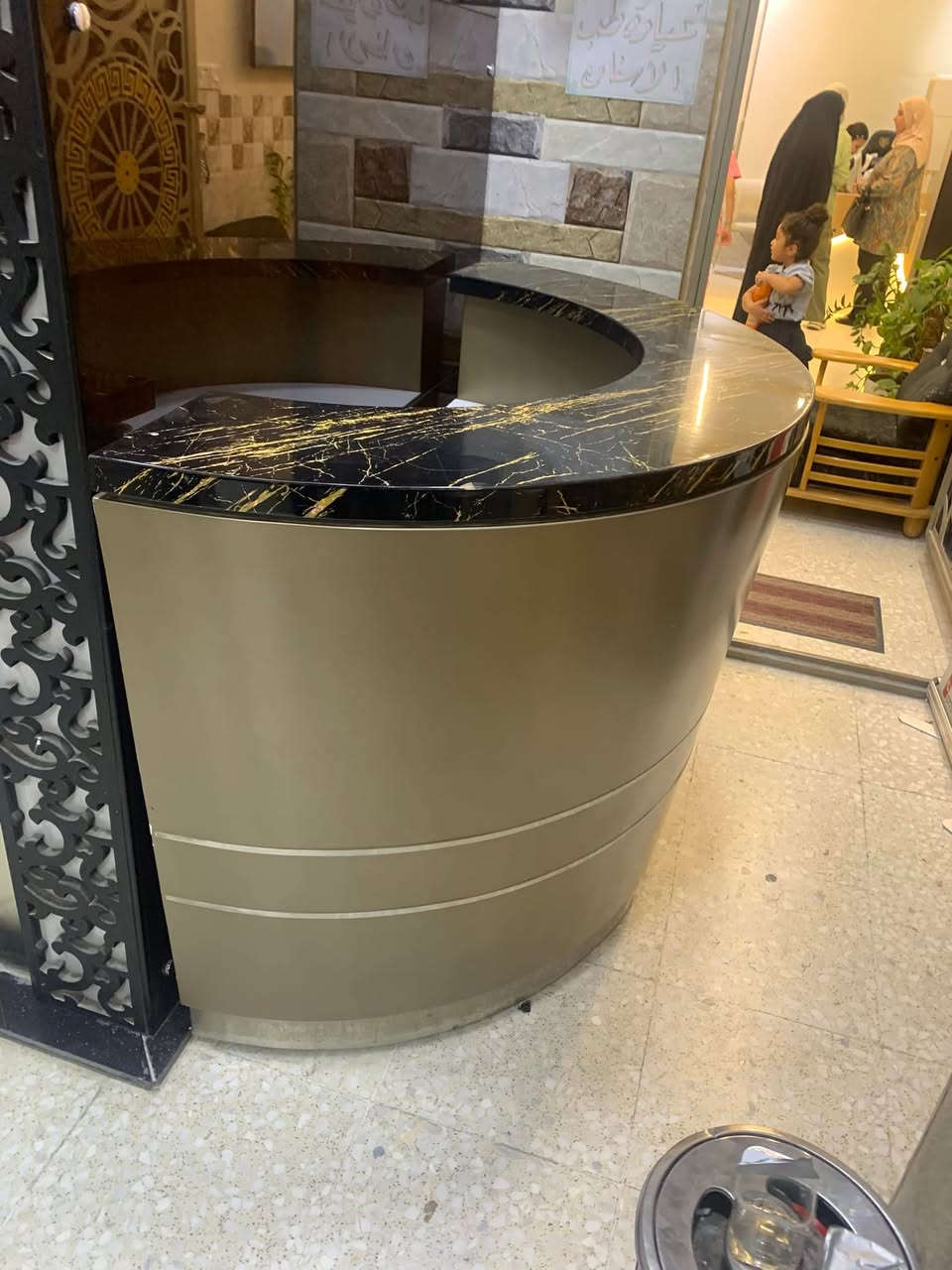 السلام عليكم 
رسبشن للبيع مع كرسي مكان بغداد 
استفسار واتساب او اتصال ***********
