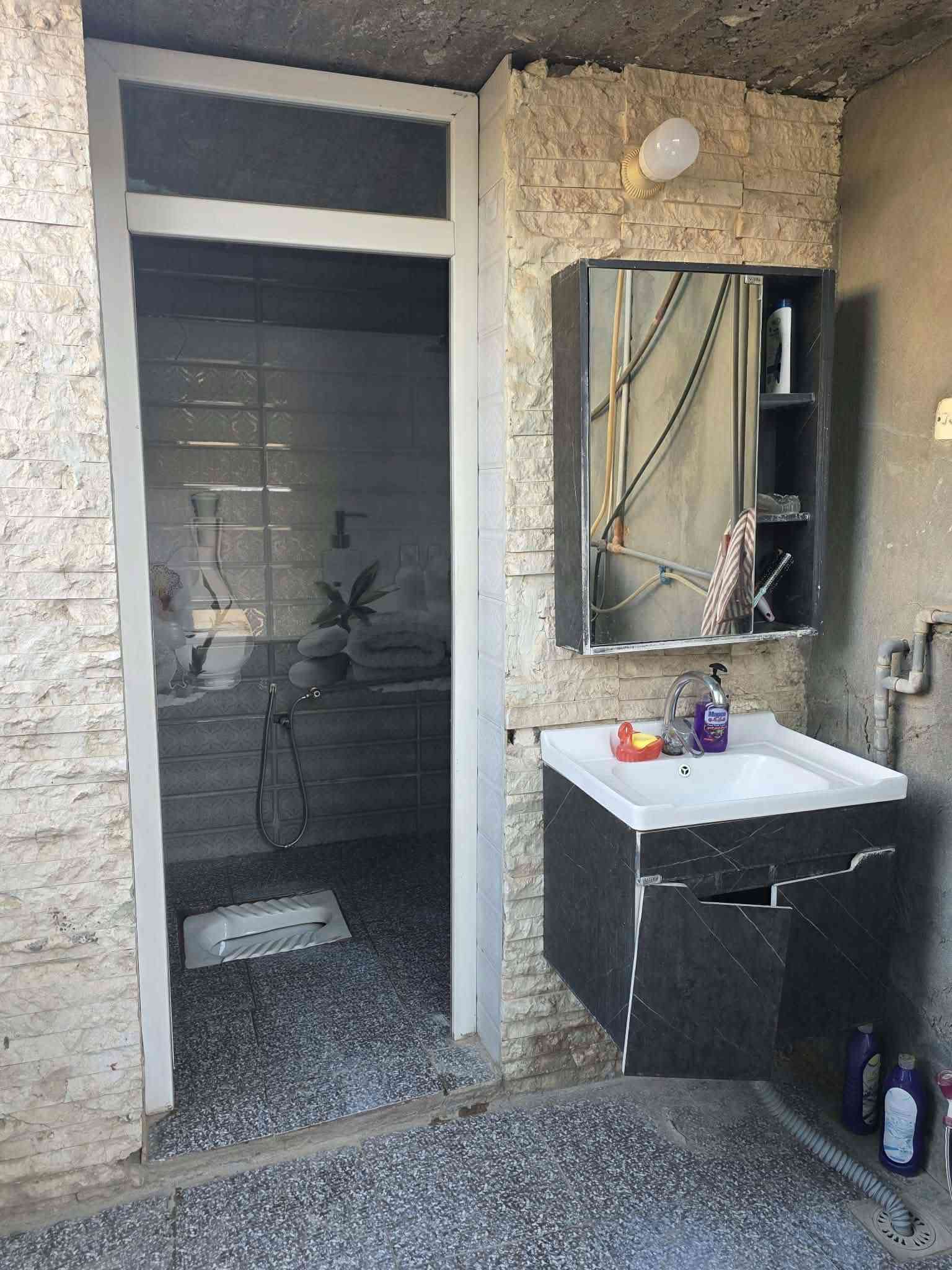 بيع مستعجل وسعر معقول 
السلام عليكم  .دار للبيع طابقين .
العنوان الحمزة الغربي .شارع علي قمارة 
  ...المساحه 200م .. يتكون من غرفتين نوم واستقبال وصاله واسعه ومطبخ  وصحيات داخلية وخارجية والطابق الثاني غرفة وصالة.البيت نضيف جدا بناء حديث وجديد .. .السعر  خاص او اتصل ***********
***********
