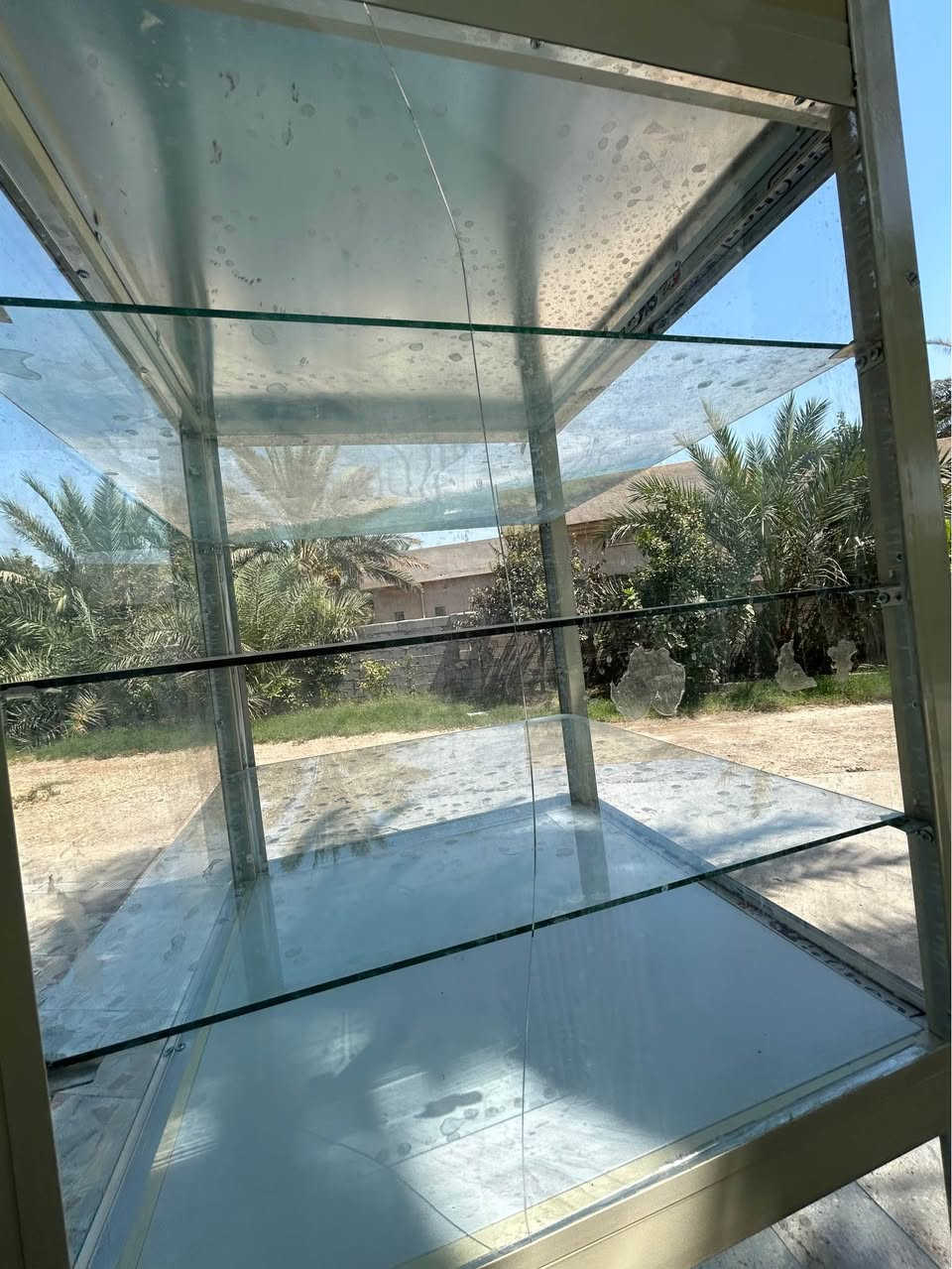 السلام عليكم الفاترينا للبيع تفصال ألمنيوم ثقيل وجام بيها فطر بجامه من الجامات مامأثر عليها ارتفاعها تقريباً 2.5 وعرضها 80 مربع نضيفه جداً اللي تفيده ينطيني بيها سعر وهذا رقمي *********** مكاني بابل Singapore
