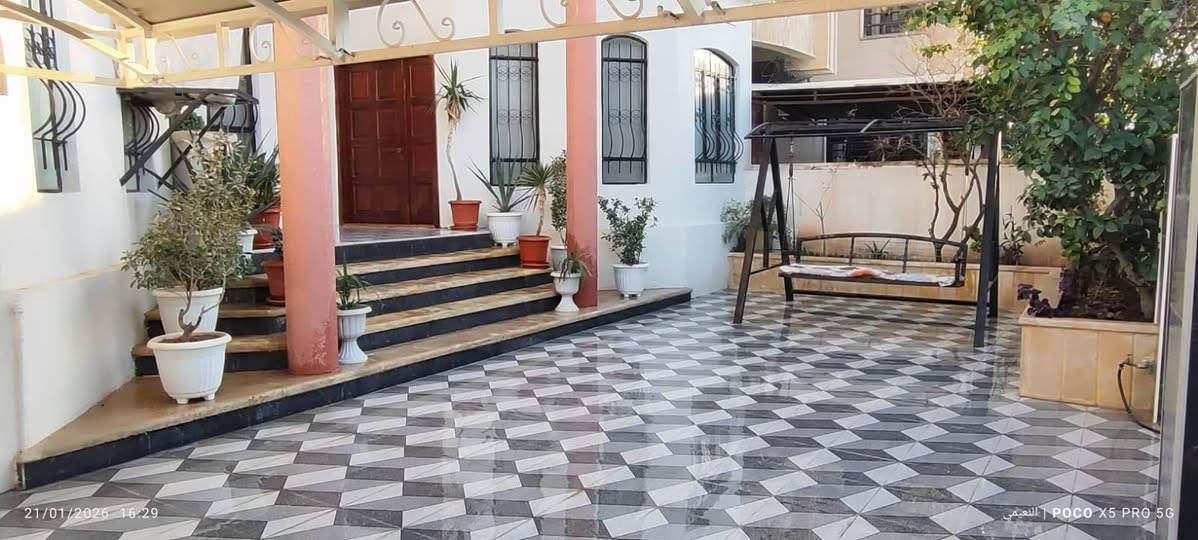 للبيع دار سكني طابقين الكفاءات الثانيه قرب شارع الطياره خلف البداله موقع مميز مساحه 300 متر واجه 12متر شارع عرض 10متر
الطابق الاول
3غرف نوم.. استقبال..غرفة طعام.. هول.. مطبخ حار وبارد... صحيات
الطابق الثاني
2غرفة نوم مع سويتات.. هول ..مخزن..صحيات
للاستفسار الاتصال خاص او الارقام التالية
***********.......***********
