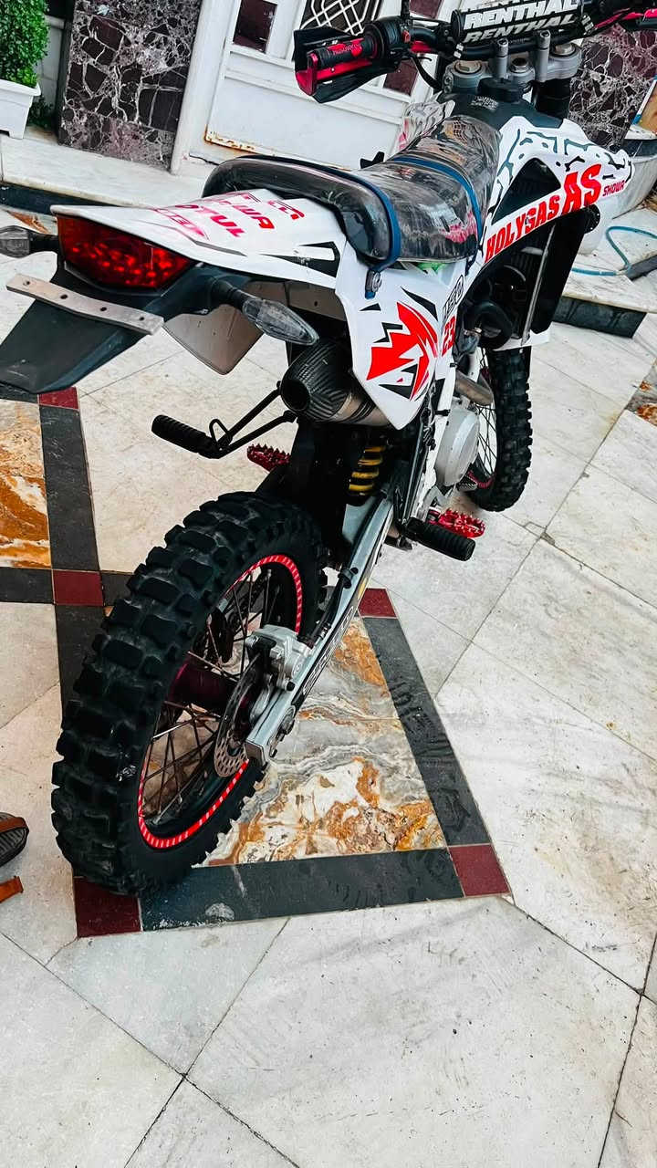 قفاز ياباني. دراجه رمبه  ب 17 وبيها مجال قليل 
عماره  *********** 😇🏍️🚳
