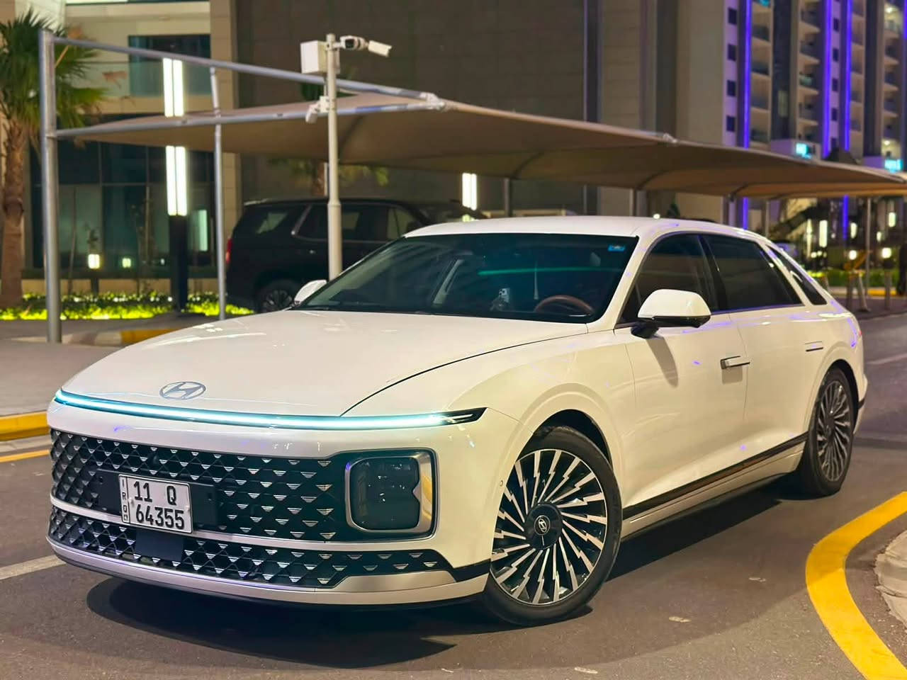 أزيرا (كاليجرافي) الفئه  المميزه
بانزين هايبرد موديل 2023  فول فول موصفات اعلى فىه بلازيرا مرقم بغداد بسمي!!
 5 كاميرات 360 درجه 
 المواصفات
دبلات كهرباء
-سقف شمواه
 داتشوب شاشة عرض على الزجاج الأمامي
جهاز تعقيم الأشياء
-مقاعد جلدية فاخرة مع خاصيتي التدفئة والتهوية
-مثبت سرعة متكيف، وكاميرات محيطية 360 درجة.
-مقاعد جلد نابا مع تبريد وتدفى بلكشنات
-تدفى تبريد بلستيرن 
-عجلة قيادة مغلفة بالجلد (لونين)
-ستائر جانبيه وخلفيه بتحكم كهرباء
-فتحات تكييف خلفية
مري جانبيه كاهربايه شفط
كاميرات مراقبه داخل وخارج السياره
فتحه سقف بنراما
-ذاكرة حفظ كرسي السائق
-مكيف إلكتروني بتحكم مستقل (ثنائي)
-ناقل حركه اوتماتيك  8 سرعات
-تشغيل عن بعد مع تقديم السياره إلى لامام ولى الخلف عن طريق البصمه
-كاميرات رويه محيطيه 5مع خزن
-الجنطه الخلفيه ذكيه
-مثبت سرعه ذكي
-حساس مطر لجام
-نضام التحكم بالثبات(EsC)
-نضام مانع التصادم الأمامي
-نضام مانع التصادم في النقطه العمياء
‏-نضام عدم خروج المسار
-نضام المحافظه على المسار
-دخول ذكي
-دعامه الضهر للمقاعد لاماميه مساج
-دعامه ركبه السائق بتحكم كهربائي مساج
تحكمات متعدده في وضعيات القياده
-مراه جانبيه ذاتيه التعتيم
منفذ شحن UsB
‏-شاحن لاسلكي
ذاكره حفض كرسي السائق
-تحكم بالقفل المركزي للمقاعد الأمامية والخلفية
-بلوتوث مع زر التعرف على الصوت
-مصابيح LED نهارية مع توقيع بصري واضح يحسن
الرؤية ويعزز الأمان.
-مصابيح ضباب خلفية
-التحكم بارتفاع الأنوار الأمامية
-﻿﻿مرايا قابلة للطي كهربائيا
اطارات اسفنج
-مصابيح ضباب خلفي
-كاميرا خلفية لتسهيل الركن والمناورات
-شيفتات سرعة و وضعيات للقيادة
لتناسب مختلف أساليب القيادة والطرق
سياره جديده كلش مناقصها شي  وهواي بيها بعد موصفات ماتنعد 
بدون صبغ فقط فتح قطعتين 
رقم الهاتف ***********
