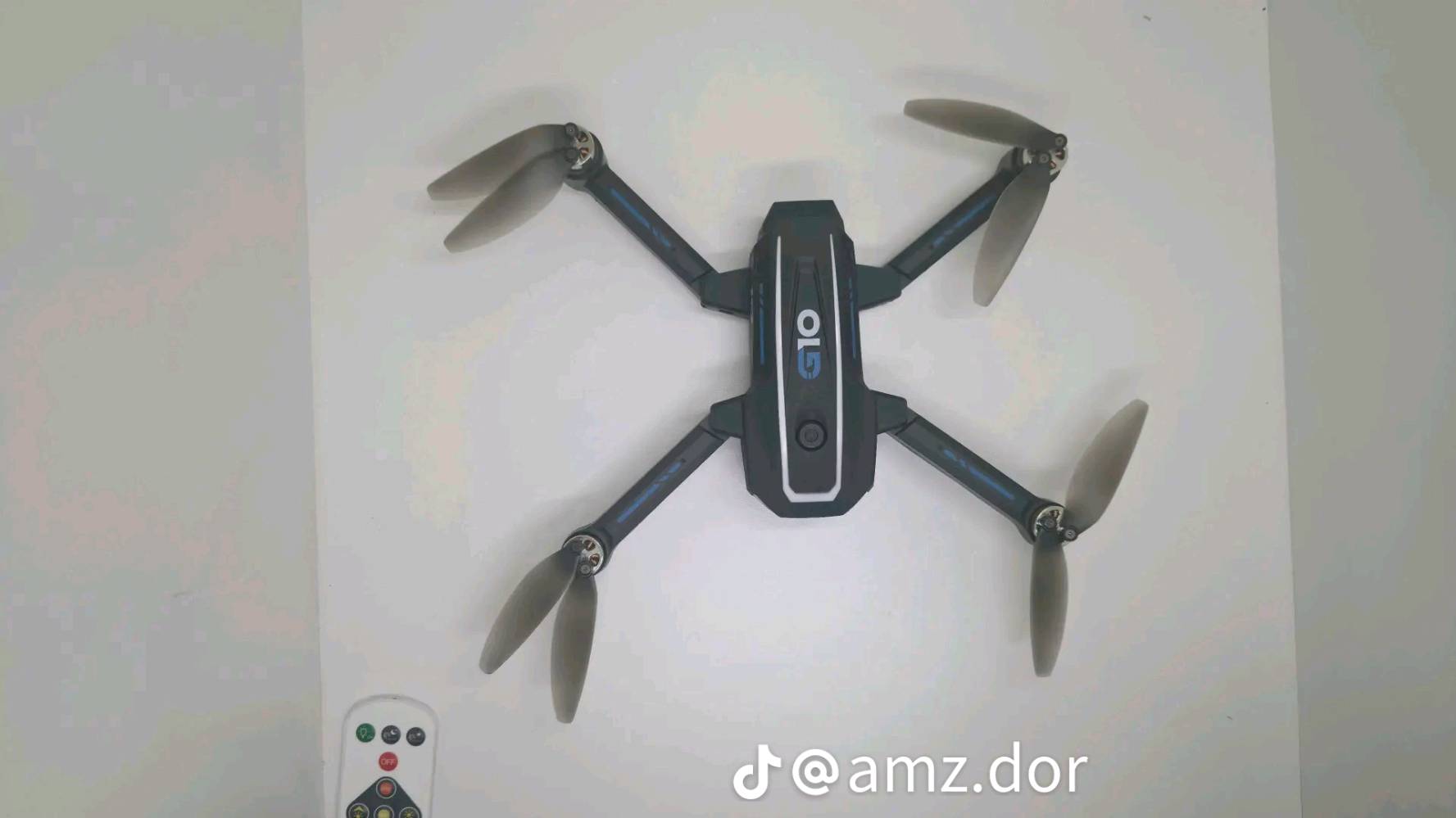 إليك المواصفات الفنية الكاملة والنهائية لطائرة الدرون G10 GPS المتقدمة (التي تأتي مع شاشة مدمجة في جهاز التحكم)، وهي النسخة الاحترافية الأكثر طلباً مقارنة بالنسخ اللعبة المصغرة:📷 نظام التصوير والكاميرادقة الفيديو والصور: كاميرا 4K UHD حقيقية تلتقط بدقة تصل إلى 3840×2160 بكسل.زاوية الرؤية (FOV): عدسة واسعة النطاق بزاوية 120 درجة لتغطية مساحات أكبر.التحكم بالزاوية: محرك ميكانيكي مدمج يسمح بتعديل زاوية الكاميرا عن بعد بمقدار 90 درجة (لأعلى وأسفل) أثناء الطيران.التثبيت الرقمي: دعم نظام EIS (تثبيت الصورة الإلكتروني) لتقليل الاهتزازات أثناء الهبوب المفاجئ للرياح.التخزين: تدعم تركيب كارت ذاكرة خارجي Micro SD (تأتي مرفقة في بعض العبوات).🔋 الأداء والبطارية والمحركنوع المحركات: محركات Brushless (بدون فحمات) تقدم سرعة عالية، عمر أطول، ومقاومة ممتازة للرياح.زمن الطيران: يصل إلى 45 دقيقة إجمالاً (عند استخدام البطاريتين الذكيتين المرفقتين في الحقيبة، بمعدل 22-25 دقيقة لكل بطارية).نوع البطارية: بطارية ليثيوم بوليمر (Lithium Polymer) ذكية قابلة لإعادة الشحن عبر منفذ USB.🎮 جهاز التحكم والاتصالالشاشة المدمجة: ريموت كنترول متطور يحتوي على شاشة FHD مدمجة بحجم 4.5 بوصة.ميزة الشاشة: تعرض البث المباشر للكاميرا فورياً وبدون تأخير، ولا تحتاج نهائياً لربط الطائرة بالهاتف أو استخدام تطبيق.تقنية الإرسال: اتصال 5G FPV لضمان نقل الصور لمسافات طويلة وبث مستقر.🌐 المستشعرات والأنظمة الذكيةنظام الملاحة: نظام GPS مزدوج لتحديد المواقع بدقة فائقة في الفضاء الخارجي.العودة التلقائية (GPS Auto-Return): تعود الطائرة تلقائياً لنفس نقطة الانطلاق في 3 حالات (عند ضغط زر العودة، أو عند ضعف البطارية، أو عند فقدان إشارة الريموت).أنظمة التتبع الذكي:Follow Me (تتبعني): ملاحقة المستخدم تلقائياً أثناء حركته وتصويره.Orbit Mode (الطيران الدائري): الدوران حول مجسم أو شخص بدائرة مثالية لالتقاط لقطة سينمائية.Precise Hovering: الثبات والوقوف المستقر في الهواء عند ترك عصا التحكم.📐 الوزن والتصميمالوزن: أقل من 249 غرام (تصنيف خفيف جداً، مما يعفيها من قوانين التسجيل الإجباري للطائرات المسيرة في معظم الدول).التصميم: هيكل مصنوع من بلاستيك ABS المتين المقاوم للصدمات، مع أذرع قابلة للطي بالكامل لسهولة وضعها في الحقيبة.📦 محتويات العلبة القياسيةطائرة درون G10.جهاز تحكم مزود بشاشة 4.5 بوصة.حقيبة يد مخصصة ومضادة للصدمات للحمل.عدد (2) بطارية ذكية.مراوح احتياطية ومفك براغي صغير.كابل شحن USB (تواصل وياي وأنساب رقمي ***********