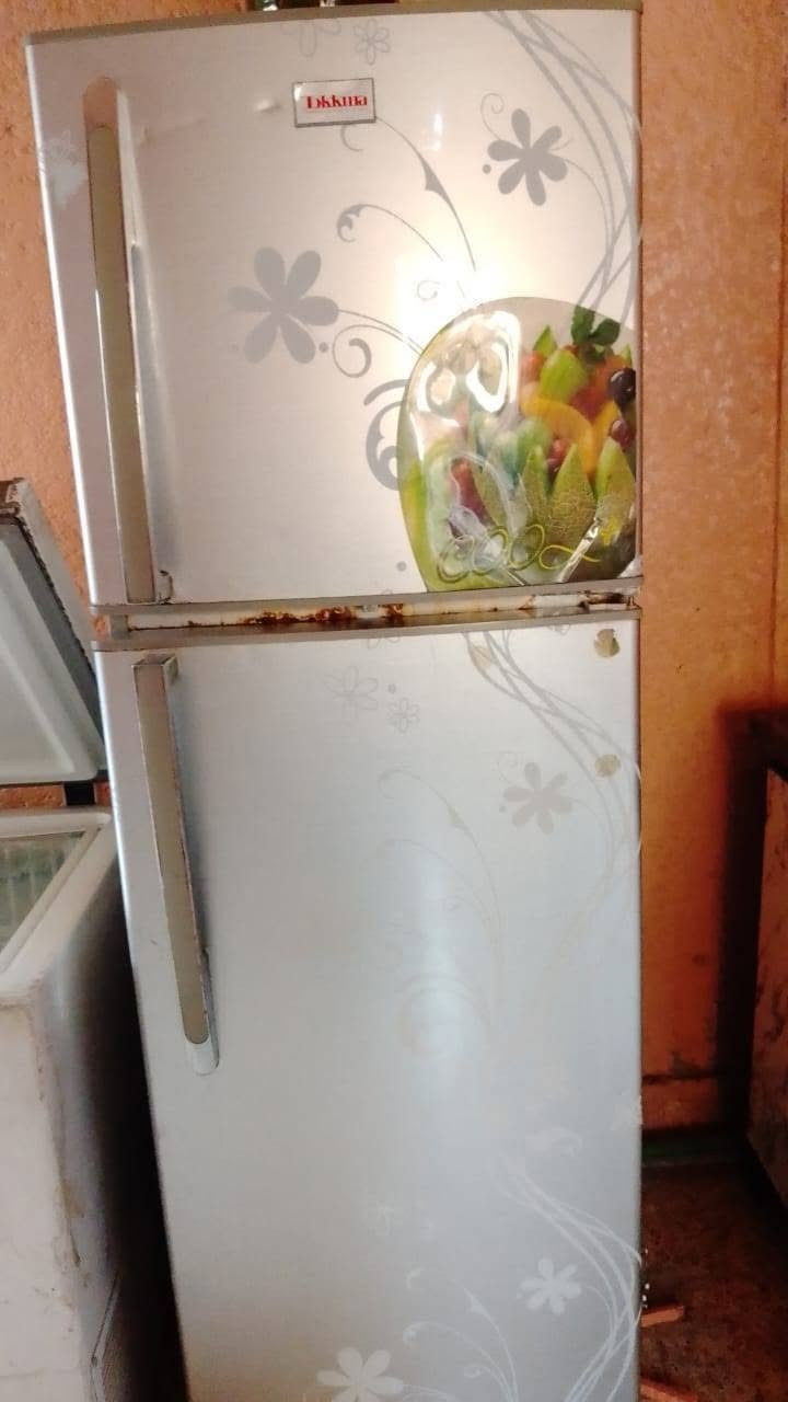 ثلاجة عيبه باب مسويه رزات بيه خياسات قليله او مجمده شغاله مثل ما واظح بل صوره ثلاجة سعره 100والجمده نفس سعر ***********
***********
