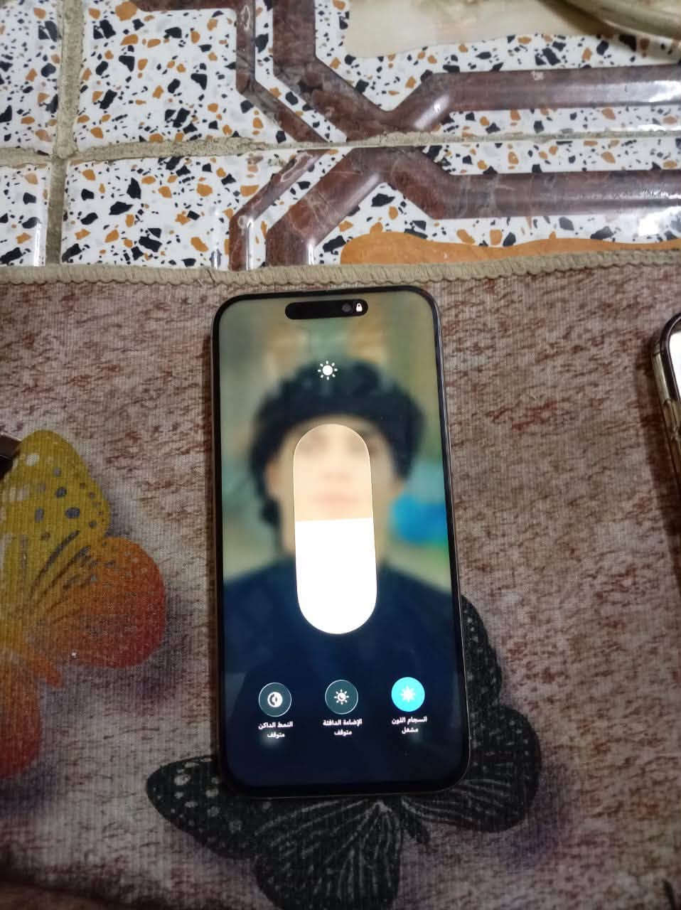 آيفون 15ابرو ماكس تليفون حلو بي كسر زغير بل شاشه ولضهر بدون ملحقات بكان حيانيه شارع قاد رقم ***********سعر600 بي مجال قليل

