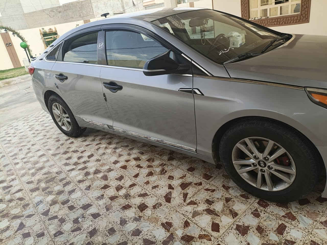 سلام عليكم سوناتا للبيع موديل 2017 سياره نضيف تخم كامل جديد تايرات جديد سونار مالته موجود بل صور سعره سياره 110 اي استفسار على رقم تالي ***********
