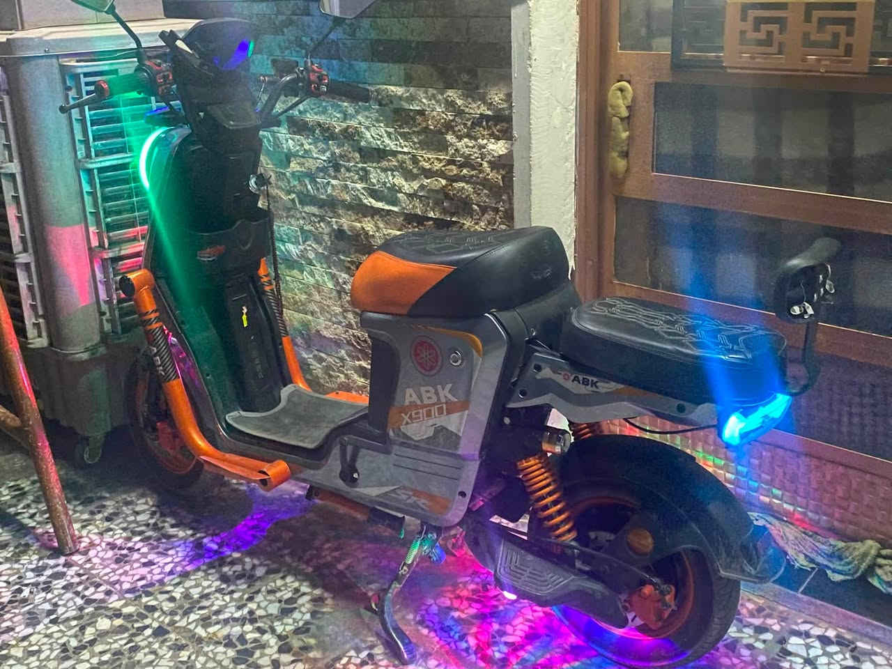 دراجة شحن x900للبيع نظيفه كلش بطاريات جدد شركة وينلي دراجة نقصه شاشه  محتاج فلوس وراح ابيعه والله السعر 425 وبيه مجال قليل لان دراجه نظيفه والله ولو ما محتاج مابيعه بهاذ السعر مكاني مشتل شارع المدارس هاذ رقمي ***********
