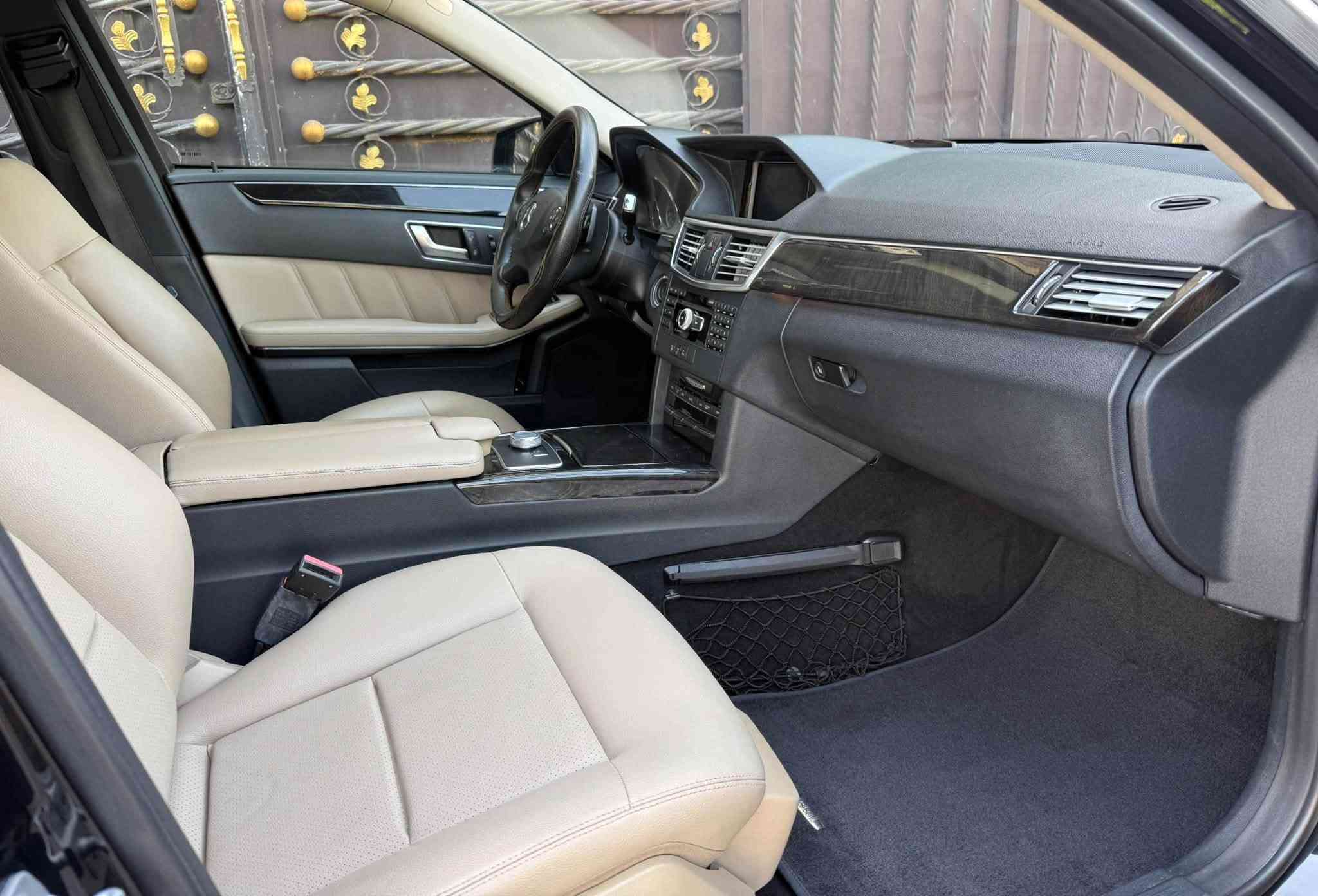 السلام عليكم
للبيع مرسيدس حجم E350 خليجي سيارة
موديل 2012
كفاله عامة من جميع النواحي ماشيه 120الف
مواصفات سياره فوال واحد على واحد 
سيارة تو ويل 
السعر 172ورقه العنوان بغداد شارع فلسطين 
للاستفسار ***********
