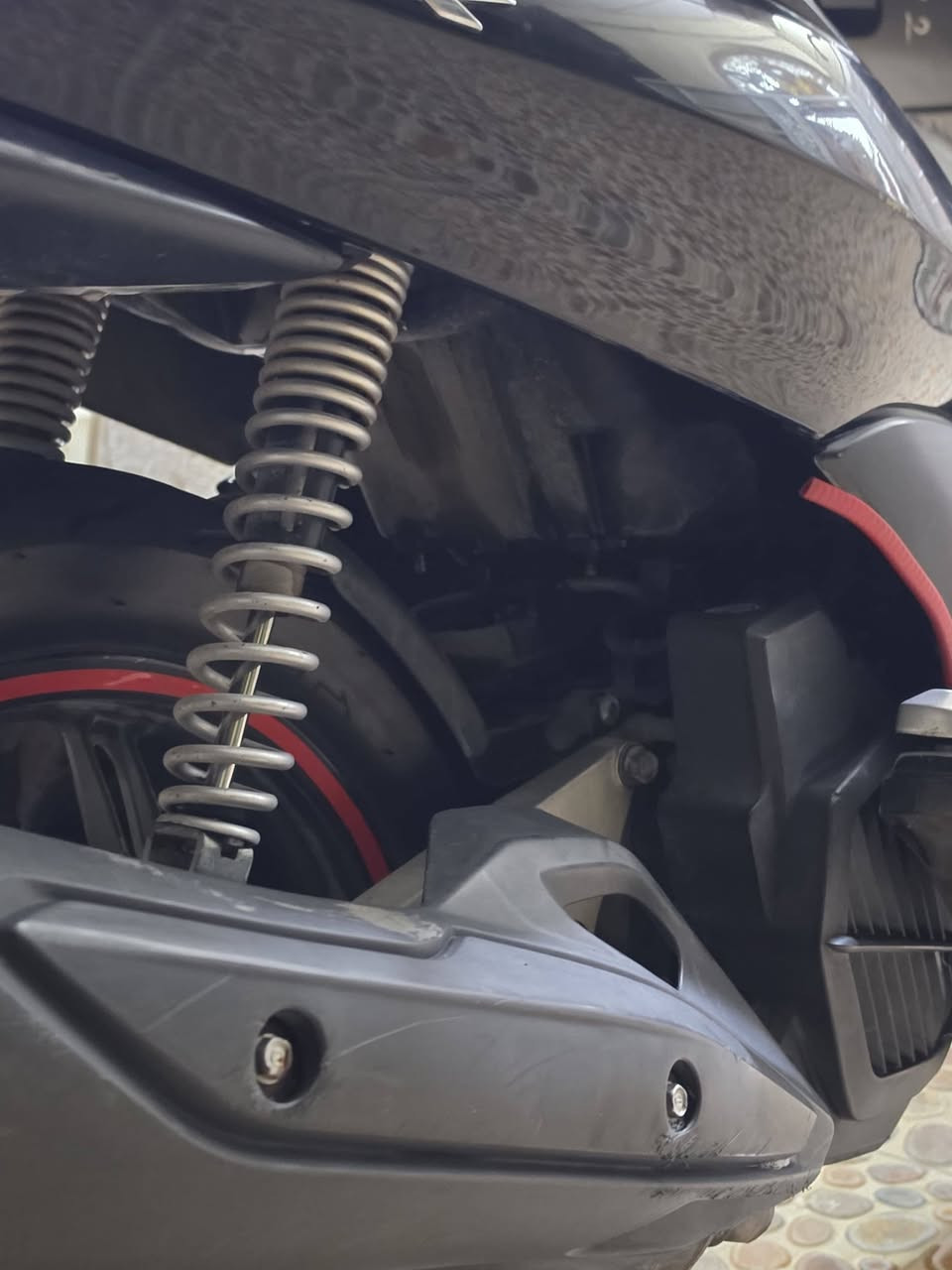 السلام عليكم للبيع او للمراوس HONDA Pcx جيل 1 لون اسود موديل 2016 فئة JF ياباني الاصلي محرك 125cc الدراجة ترايها يخبل وين ميعجبك مكينة بلادية السعر 1100 وبيها مجال للشراي العنوان ديالى بعقوبة تقاطع السادة للاستفسار الاتصال ع الرقم *********** متواجد ع خاص وعلى الواتساب ❤
