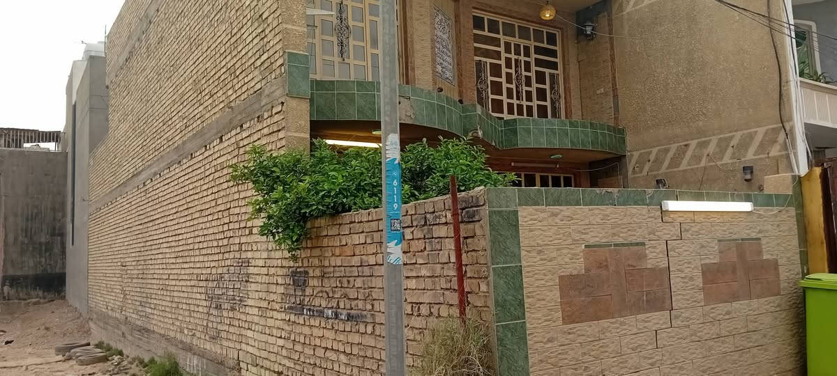 السلام عليكم 🏠
دار للبيع المساحه ١٥٠متر واجهة ٧ونص يتكون الدار من كراج وحديقة ومدخلين للبيت واحد عالمطبخ والثاني على الصالة .يتكون من من مطبخ وصاله وهول حولي الدرج وغرف عدد٣ ومنورين وخدمات٢ ومخزن  وسطح صغير وسطح كبير على طول البيت 🏠 
ملاحظة البيت طابو🏠 .يوجد مقطع فيديو للتوضيح 
البيت يحتاج إلى صبغ وترميم ارضيه. المكان في حي الشرطة المربع الأخير قرب الخط السريع الدورة 
البيت حلو ومساحته حلوه🏠 وبالعافية على الياخذه للاستفسار أكثر اتصل على *********** ابو حيدر @🏠

