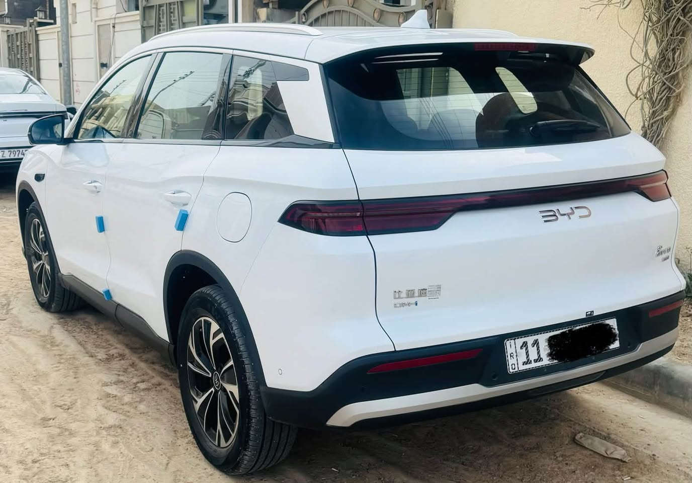 السلام عليكم BYD2025 سونك برو رقم بغداد بأسمي تحويل ثاني يوم مواصفاتها فول عدا الفتحه 13 كامره رادارات حساسات امامي خلفي كشنات جلد كشن سائق كهرباء 3 وضعيات قياده اسطفاف ذاتي ونقطه عمياء وديفي ار تسجيل ونظام سكيورتي تحكمات ستيرن ناضور ليلي بالدشبول اضاءه بالمري والمري شفط وبعد بيها هواي مواصفات وتمشيك بالشحنه الوحده 70 كيلو السياره بدون صبغ بدون بارد السياره بعدها على وضع الشركه وماشيه ٢٦٠٠٠ كيلو مجموع الكلي كهرباء وبانزين عارضها للبيع بسعر ٢٦ مليون وبيها مجال شي بسيط  ماكن السياره اليرموك حي الداخليه وهذا رقمي ***********

