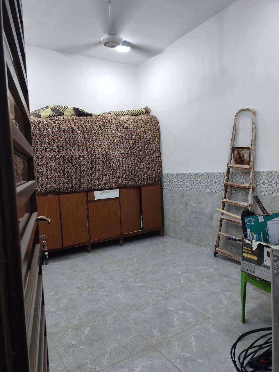 السلام عليكم بيت للبيع 50متر طابقين بناء جديد طابوق چمهوري صب اساس وسقفين البيت سيراميك وصطح مطبك عوزه فقد محجر وبي بلكونه ايضآ وجه البيت  رقم العقار 55374بصف البيت الركن حي النداء وقريبه ع شارع بيتي وسوك ومدارس اي ستفسار راسلني او انتصل ع رقم ***********

