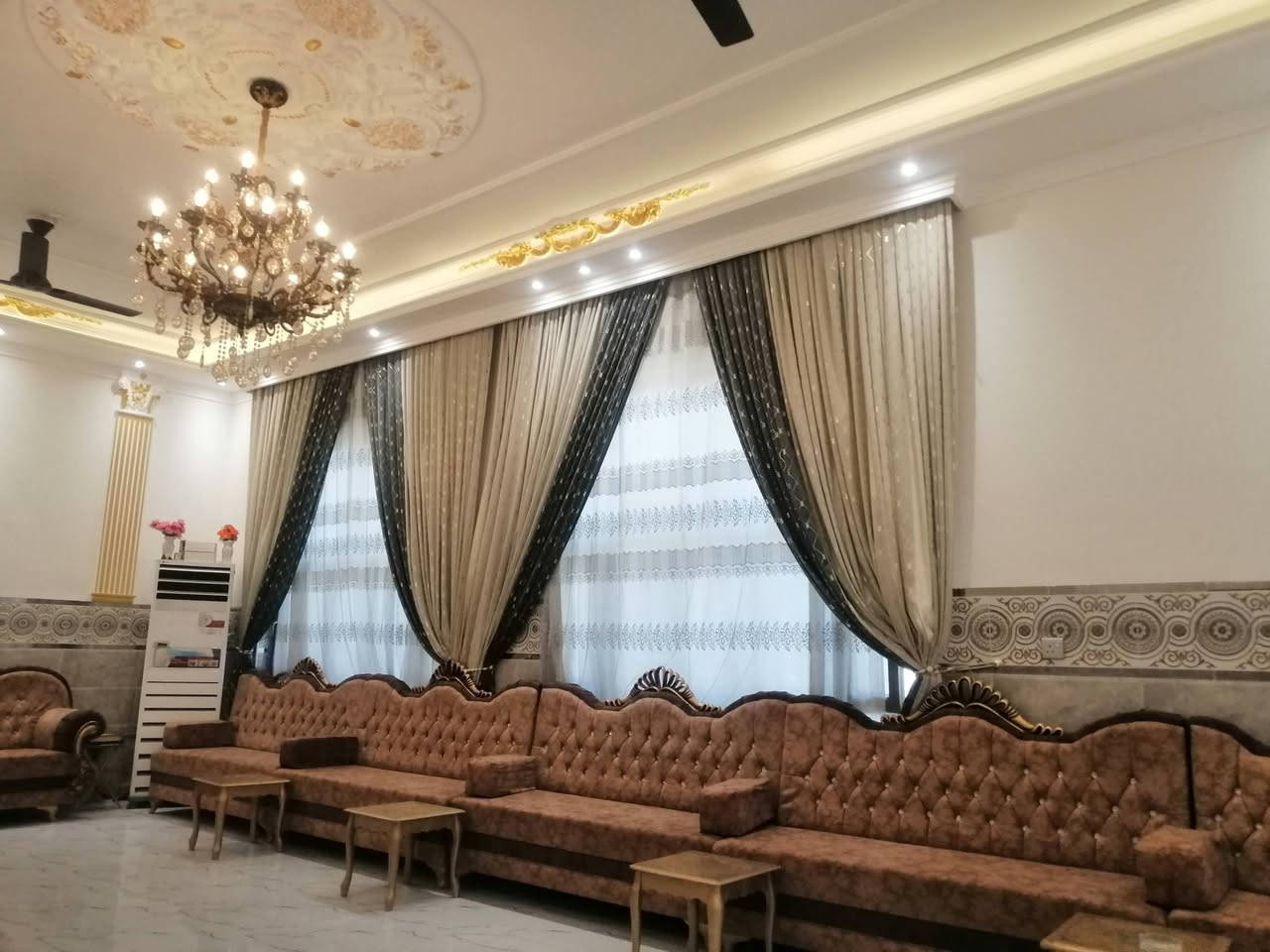 فله للبيع في الفلوجه خلف مجمع الرحاب شارع 10 ب15 مساحه 600 بناء حديث نقوش مغربي  طابوق ملكي طابو زراعي سند يحتوي على 8 غرف نوم وصاله عدد 2  ومطبخ حار وبارد عدد 2 واستقبال وهول وارضيه كاشي مرمر وكهرباء طوارئ وانترنت 24 ساعه مجانا يحتوي على 2 برج اتصال وانترنت وبي وارد سنوي ويحتوي على محميه حيوانات
السعر 390 مليون بيع او مراوس في مزرعه 
للإستفسار مراجعه مكتب القمه للعقار او الاتصال على الأرقام التاليه
***********
***********
