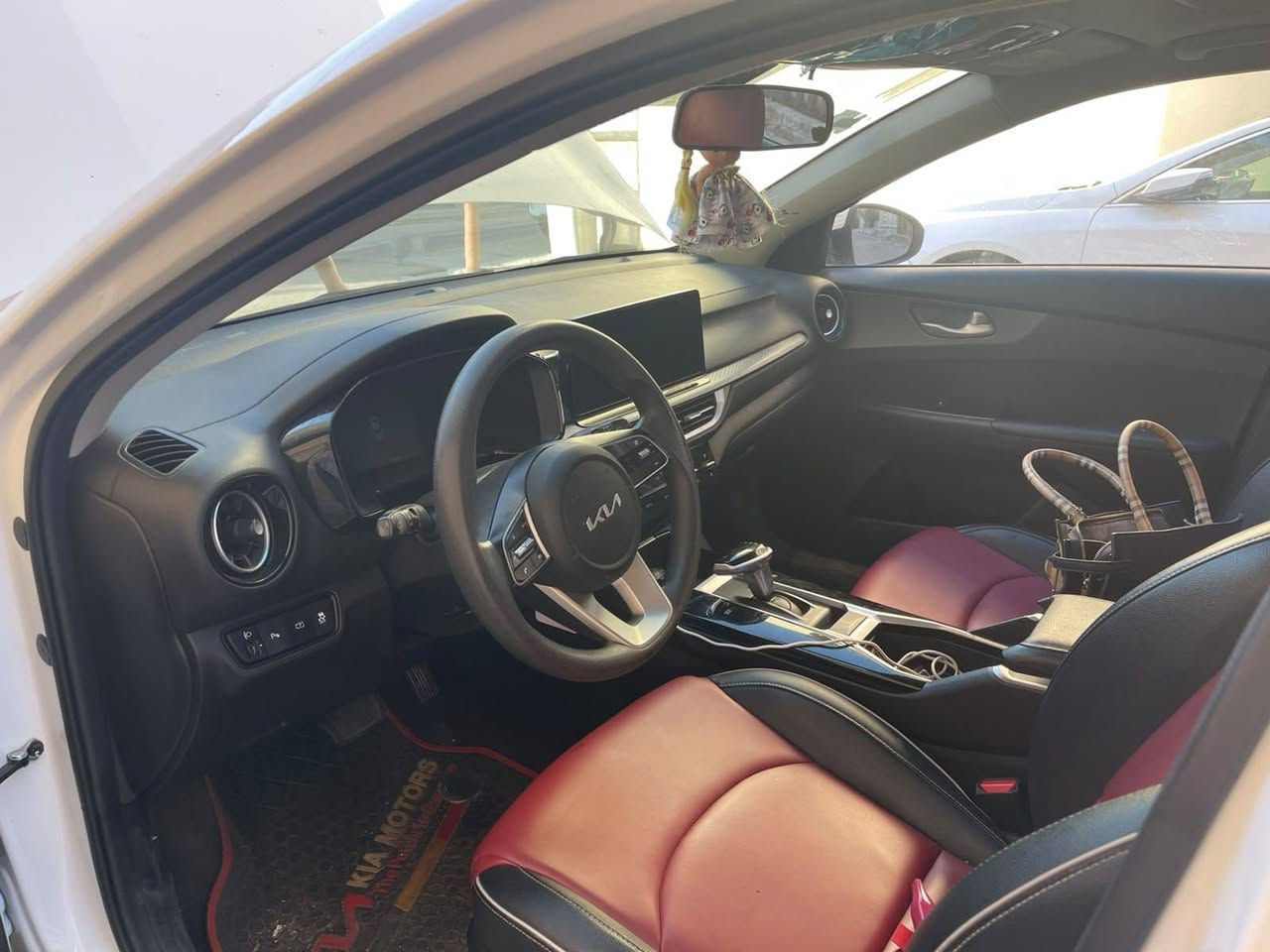 تحيه طيبه السلام عليكم
كيا كي 3 2024 
فول مواصفات 
بيها 3 اماكن بارد 
عداد المسافه 44
محرك 1500 دبل نوزلا 
كشنات جلد 
تحكم ستيرن 
حساس 
شاشه كامره 
فتحه سقف 
ويل كب 
تبريد قطعتين 
بصمات تشغيل 
مال بنيه كلش حلو نظيف 
رقم بغداد دولي باسمي تحويل مباشرة 
السعر 120 ورقه 
اي استفسار 
***********
مكان بغداد
