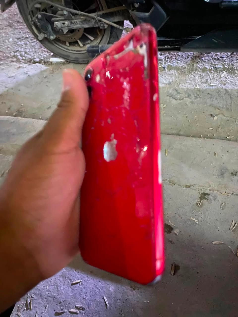 السلام عليكم أيفون 11 مستعمل بطاريه مبدله اصليه والشاشه مبدله كذلك اصليه و الضهر مالته مثل ما تشوفون وشغال على فحص السعر 125 الف وبيع مجال بسيط عنواني بغداد الشعب الرقم ***********
