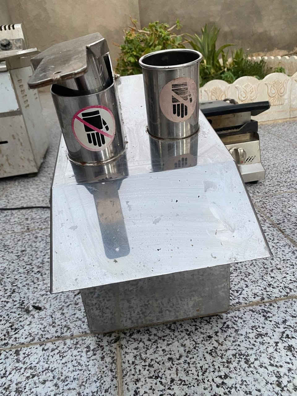 السلام عليكم
عندي غراض للبيع مستخدمه وكو بيهن بدون استخدام جديد

شواية مال دجاج جاهزة كاملة هيه وشيايش السعر 450

حماية تمن ومرق مستخدمه ابد نضامها على الغاز فقط450

شواية مال كص اربع عيون هية وشيش ب150

ميز سل ستيل 2متر بدون استخدام200
عارضة مقبلات جديدة بدون استخدام ب450

طباخ 3عيون استخدام قليل كلش 200

صواني بيتزا

مثرامة خضار سل ستيل 450

قلاية شغاله مستخدمه قليل200

كابسة مال صاج 200

حماية مال نوتلا200
عارضات برادت العدد 3 نضيفات السعر 700

خلاط حمص نضيف السعر 400

الأسعار ثابته مشروع توني مفتحه وسديته 

العنوان الناصرية 

الاستفسار والاتصال 

***********
