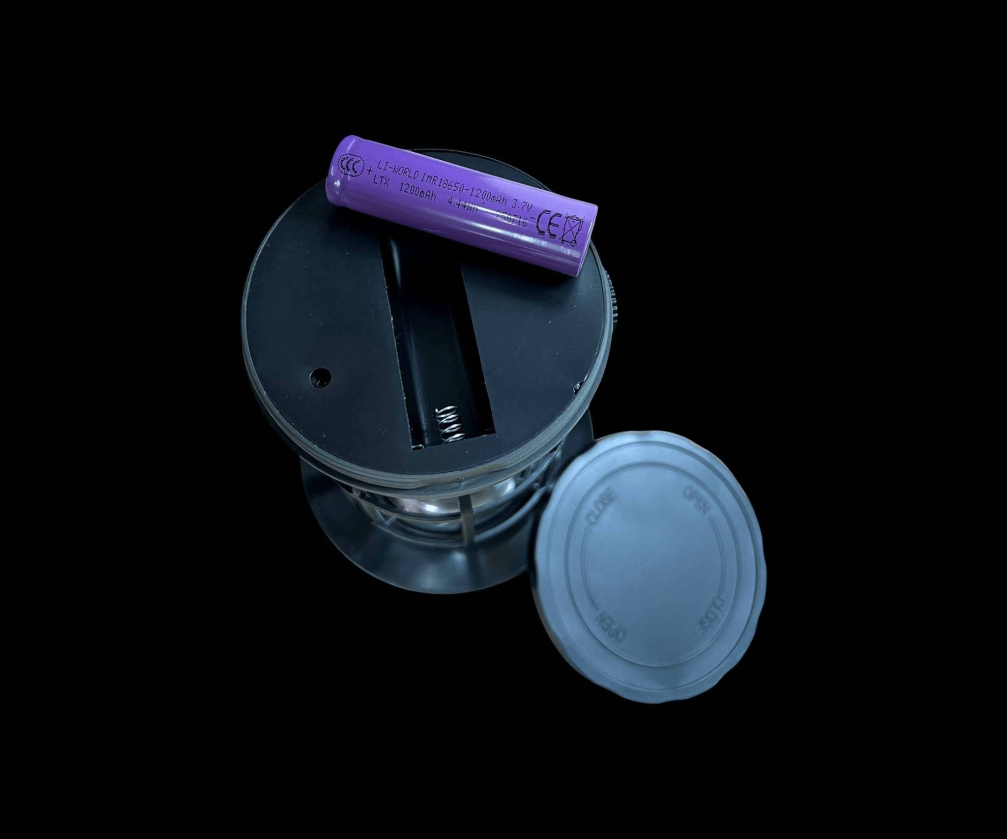 مصباح تخييم شمسي قابل للشحن متعدد الاستخدام
Rechargeable Solar Camping Light 

🔷الاستخدامات

🔹مناسب لإضاءة التخييم والرحلات البرية.

🔹يمكن استخدامه داخل الخيام والمخيمات لإضاءة واسعة ومريحة.

🔹مفيد في الحدائق والرحلات والسفر وصيد الأسماك.

🔹يعمل كـ مصباح طوارئ عند انقطاع الكهرباء داخل المنزل.

🔹يمكن تعليقه أو وضعه على الطاولة أثناء الأنشطة الليلية في الخارج.

⭐المميزات

🔹إضاءة قوية بتقنية COB LED توفر إنارة واضحة ومحيطية.

🔹مزود بـ لوح طاقة شمسية في الأعلى لشحن المصباح بالطاقة الشمسية.

🔹يدعم الشحن عبر منفذ Type-C باستخدام كابل USB.

🔹يعمل بواسطة بطارية قابلة للشحن نوع 18650.

🔹يحتوي على مقبض علوي للتعليق والحمل بسهولة داخل الخيمة أو في الخارج.

🔹مزود بـ مفتاح تحكم دوار يسمح بضبط مستوى الإضاءة حسب الحاجة.

🔹تصميم متين ومناسب للاستخدام الخارجي والرحلات.

🔹استهلاك منخفض للطاقة مع إضاءة قوية.

🔹يستمر بالعمل عند اعلى مستوى أضائة من 2 إلى 4 ساعات تقريباً.

🔹يستغرق الشحن الكامل حوالي 2 إلى 3 ساعات. (سيتحول ضوء المؤشر غالباً من الأحمر إلى الأخضر أو ينطفئ عند الاكتمال).

📦محتويات الصندوق

🔹مصباح تخييم LED.

🔹بطارية قابلة للشحن 18650.

🔹كابل شحن USB.

📝الملاحظات

🔹يفضل عدم تعريض المنتج للماء بشكل مباشر.

🔹يجب تركيب البطارية بالاتجاه الصحيح.

📏قياس الكارتون:

🔹الطول 12 سم  العرض 12 سم  الارتفاع 18 سم.

📏قياس المنتج:

🔹قطر المنتج 11 سم.

🔹ارتفاع المنتج 20 سم.

🔹طول سلك الشحن: 30 سم.

💳 ألسعر / 18،000 IQD
🚚يوجد خدمة توصيل
بغداد/ 3000 IQD
ألمحافظات/ 5000 IQD

