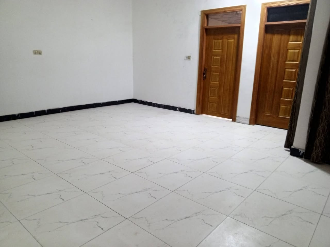 بيت للبيع المساحه 150 بل 57 حي الجوادين قرب مدرسه ابا صالح يحتوي الطابق لاول غرفه وهول واستقبال وحمامات داخليه وخىارجيه ولطابق الثاني كامل غرفتين وهول وحمامات وسطح ومطلوب الاسكان 40 مليون تسديد شهري 212 لاف
