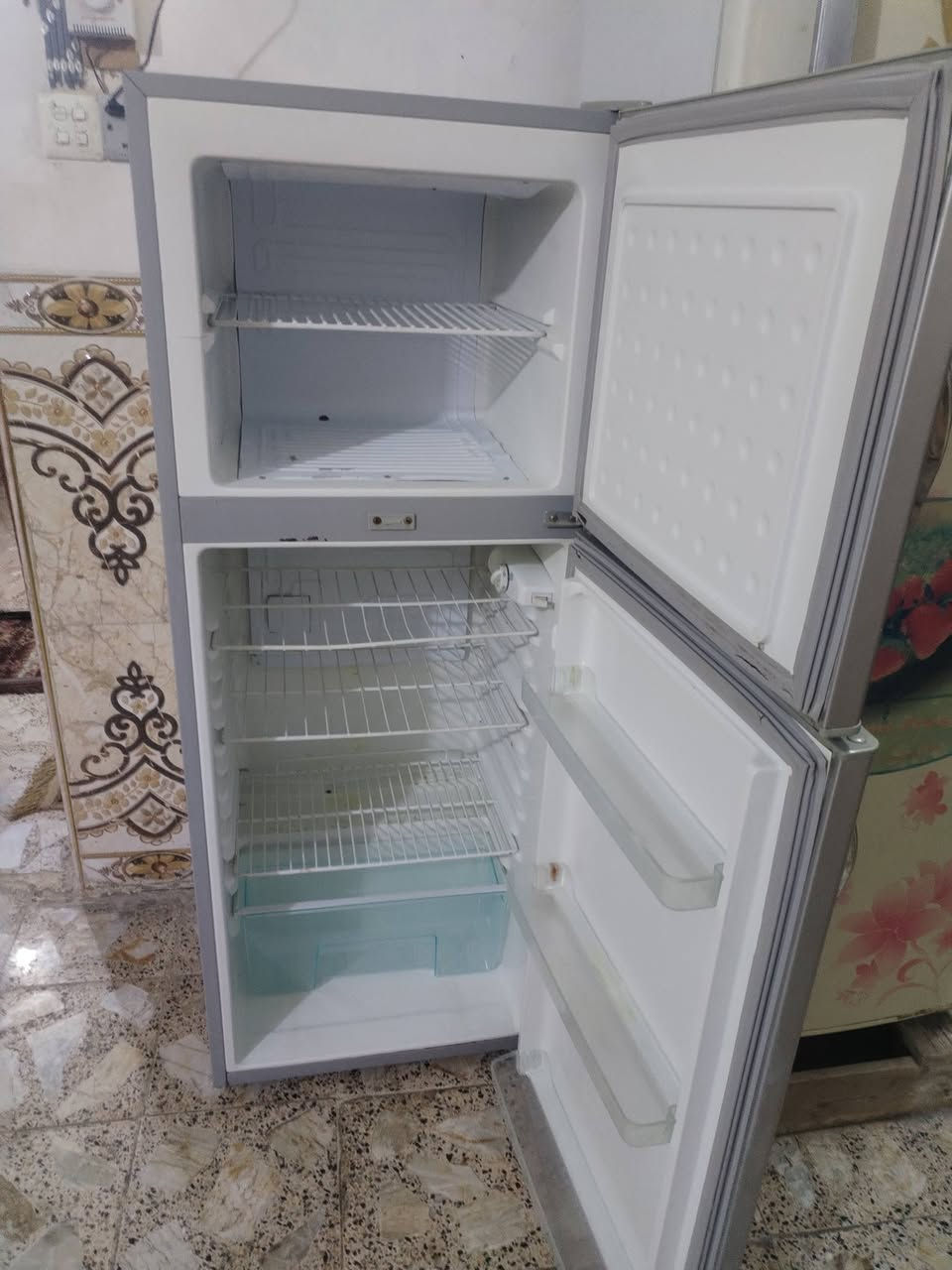 سلام عليكم ثلاجه 12قدم لبيع  استعمال قليل شغاله وع فحص مال بيت سبب لبيع نقل لبيت استفسار ***********
