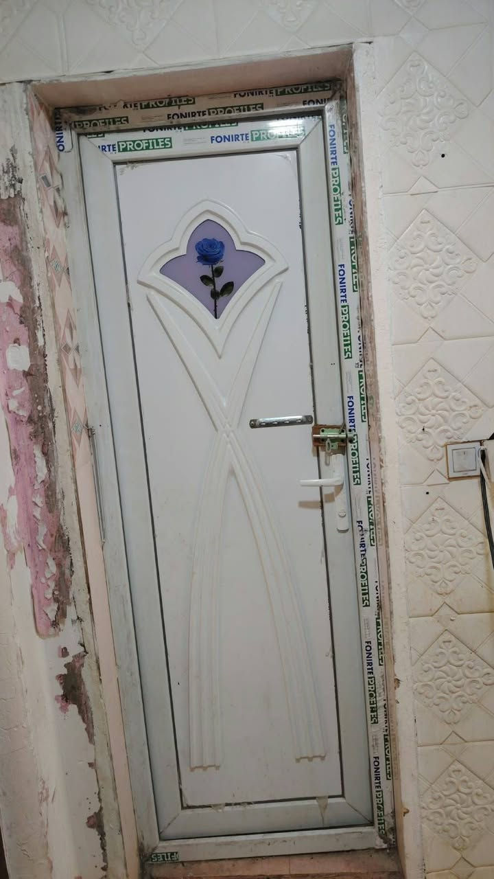باب حمام المنيوم استعمال قليل بعده بغلافه قياسات 220*75 عنوان مركز البصرة ***********
