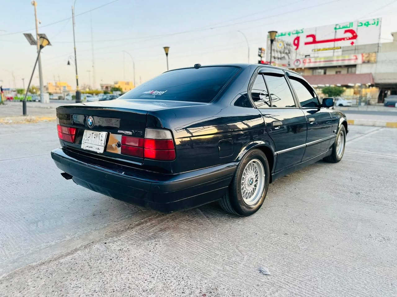 السلام عليكم للبيع بي ام 525 اصل مسكر عدل بجم عريض  موديل 92 محرك شرط كير شرط تبريد ثلج دبل ايرباك تخم تاير جديد كشنات جلد بدون قطرة خياس كهربائيات كلها شغاله مريات منفصل 4 بطاين جديد رقم بغداد تحويل  مباشر صبغ جماليه فقط بدون ضربه مكان تكريت رقم الهاتف ***********يرهم مروس حسب القناعه
