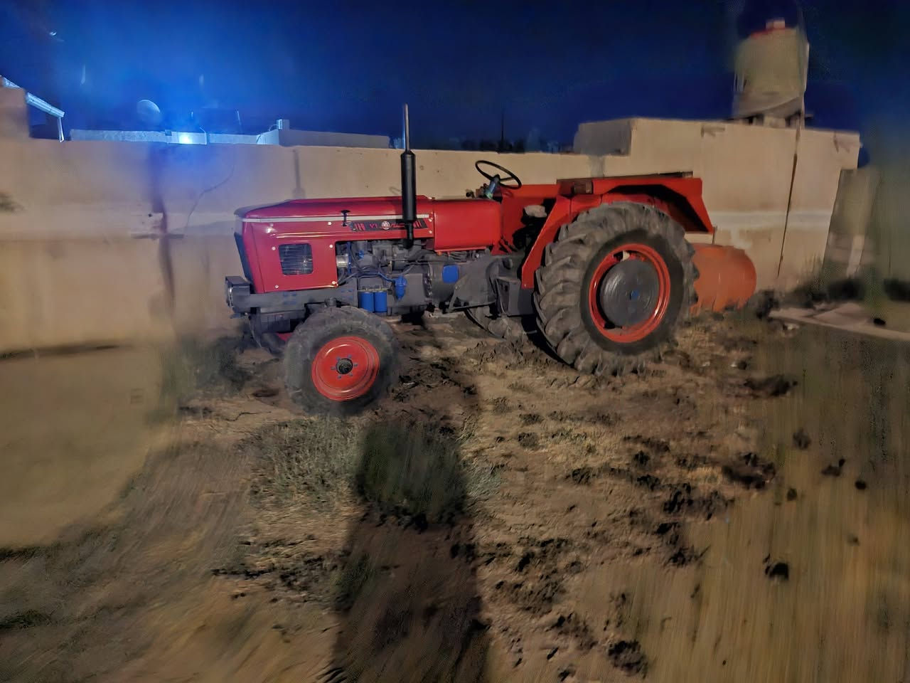 السلام عليكم عنتر مديل ٨٧ بدون جاهزه من كلشي تعمير جديد بور دنفص تخم تاير مكانها واسط قضاء الزبيديه ***********/***********
