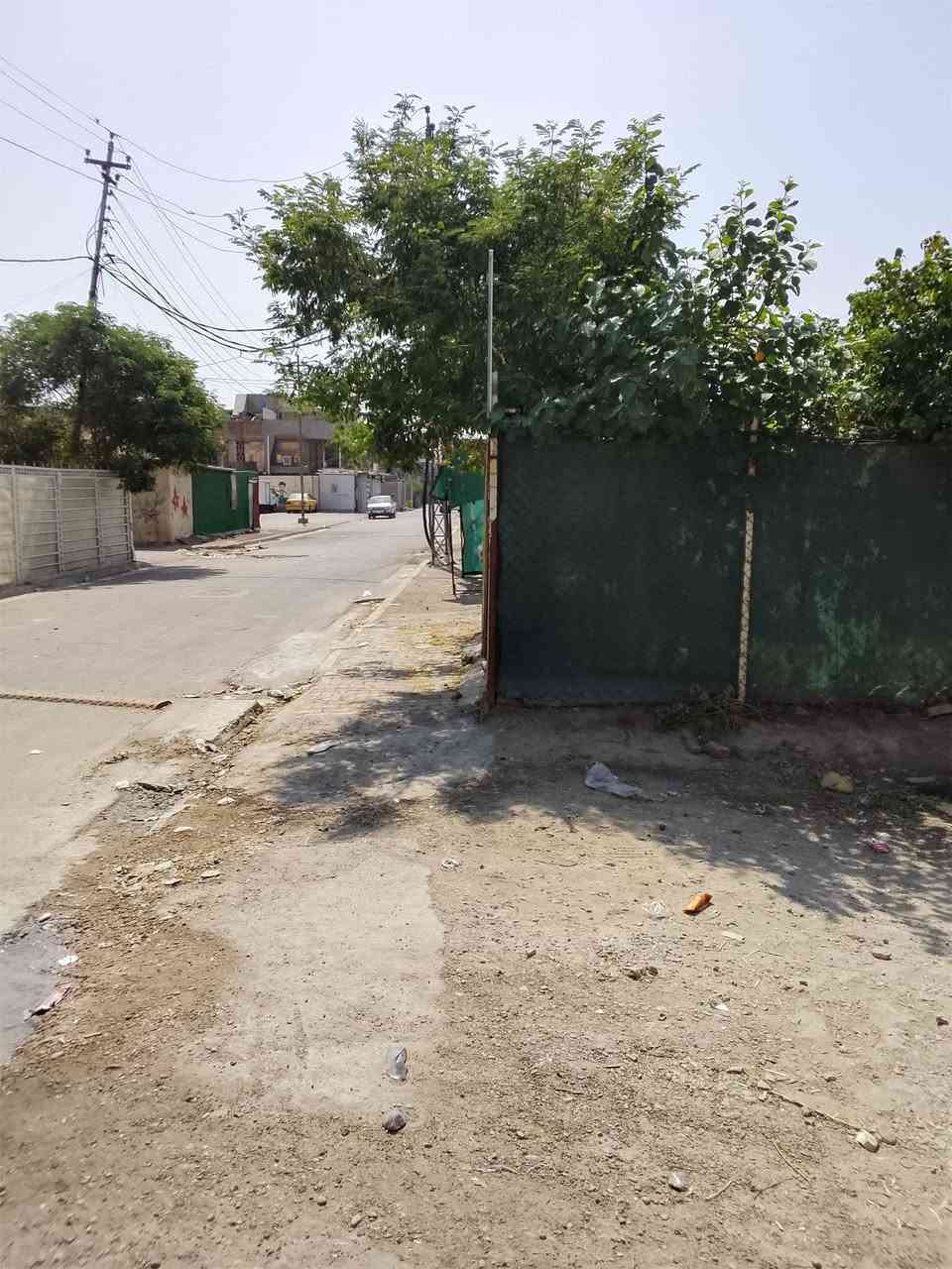 بيت للبيع مساحة ٧٢ م  الواجهة ٩ والنزال ٨ ، قديم يعتبر قطعة أرض يقع على ٣ شوارع ( شارع تجاري) مع رصيف  ٥ متر وتشجير أمام البيت ممكن يستغل كحديقة .
البيت ممكن يكون للسكن او الاستثمار محلات تجارية .
الموقع مدينة الصدر قطاع ٥٥ج مجاور مدرسة الكرامة الابتدائية الشارع المؤدي إلى مدينة ألعاب وسوق الوحيلات للاستفسار الاتصال 
***********
