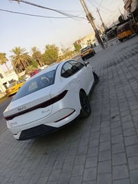 كن بلاس داخل احمر بيه حادث بلحداديه اليمنه وشويه اليسره الخلفيه ماشيه ...