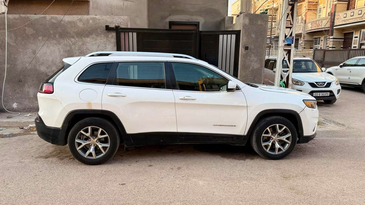 ســـلام عـلـيـكـم 
سيارة : jeep Cherokee 
موديل السيارة : 2019
نوع الصنع : وارد امريكي 🇺🇸
ممشى السيارة : 172000km
⚙️:محرك السيارة بحجم 2400cc و ناقل الحركة 9 سرعات 
المحرك و ناقل الحركة مكفولات ✅
سنوية و هزة جديدة 🤍
🛑مـواصـفـات🛑

1- كاميرا خلفية 
2- شاشة 
3- Apple car play &Android Auto 
4-كراسي جلد
5- سايد بريك كهربائي 
6- كرسي كهرباء 
7- تحكمات ستيرن 
وباقي المواصفات معروفة بفئة (latitude)

🎦 صور الحادث مرفقة في المنشور 
يوجد فيها 4 قطع صبغ مال الحادث 

السعر : 115$ و بيها مجال بسيط 🤍
الرقم : ***********
