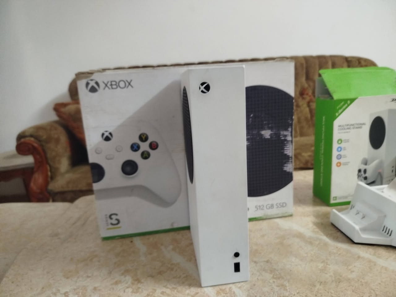 السلام عليكم ورحمه الله وبركاته السعر 400 الف شبه جديد اصدار 2023 بس اليد الجهاز الاصليه ما موجود بس مع يد GAMESIR  المكان الموصل الجانب الأيسر الرقم ***********
